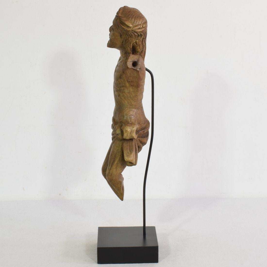 Chêne Français 17ème siècle  Fragment de Christ en chêne sculpté et patiné par les intempéries en vente
