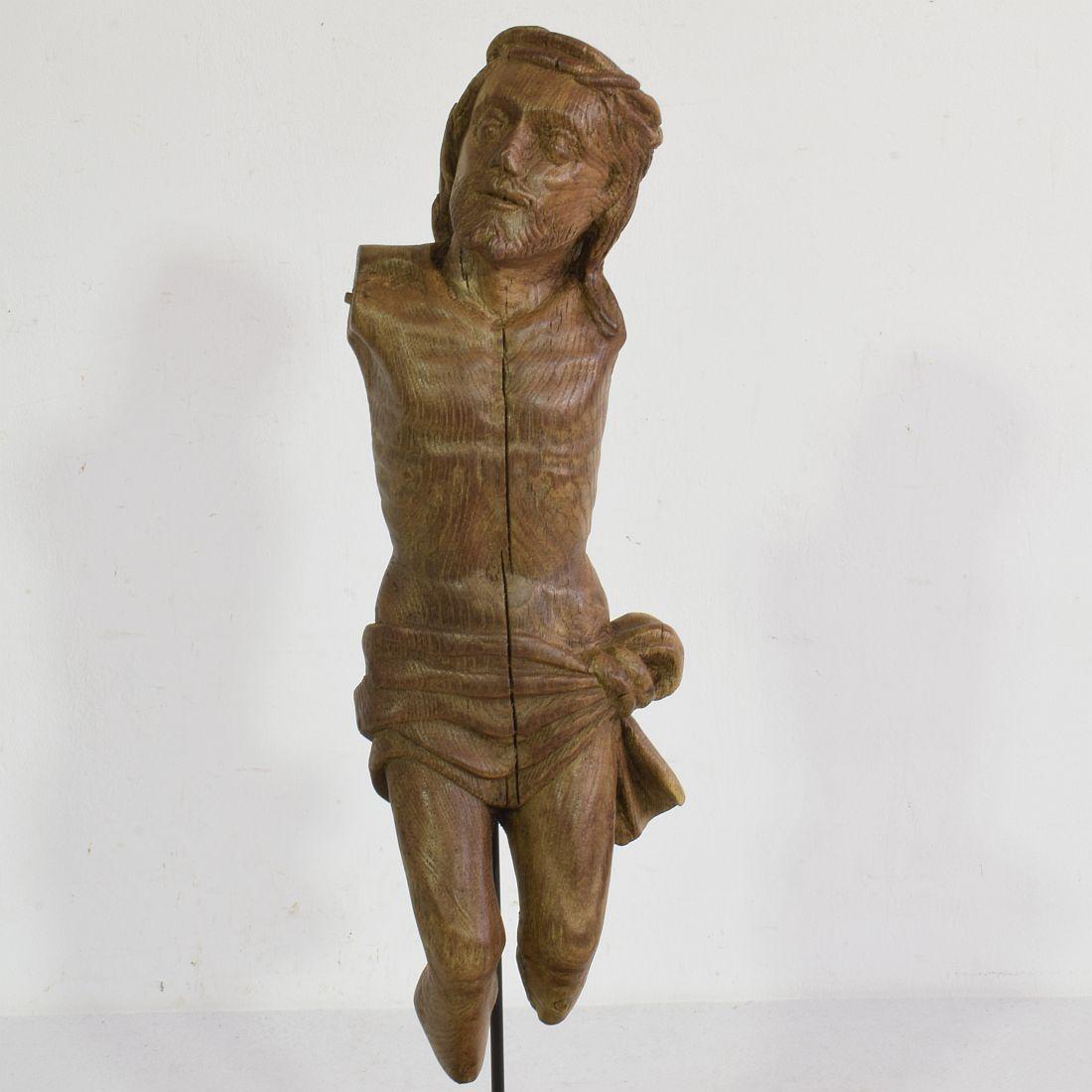 Français 17ème siècle  Fragment de Christ en chêne sculpté et patiné par les intempéries en vente 1