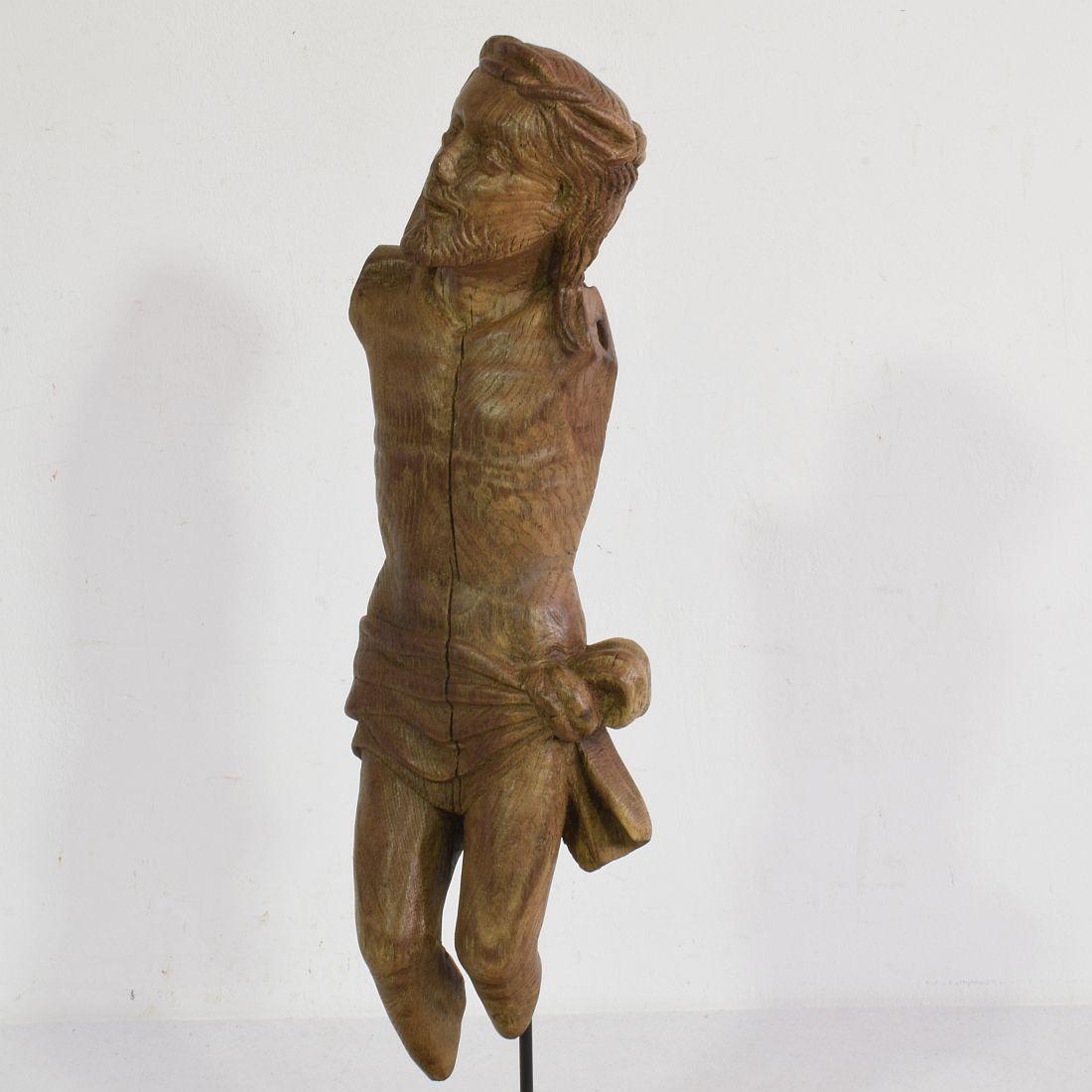 Français 17ème siècle  Fragment de Christ en chêne sculpté et patiné par les intempéries en vente 2