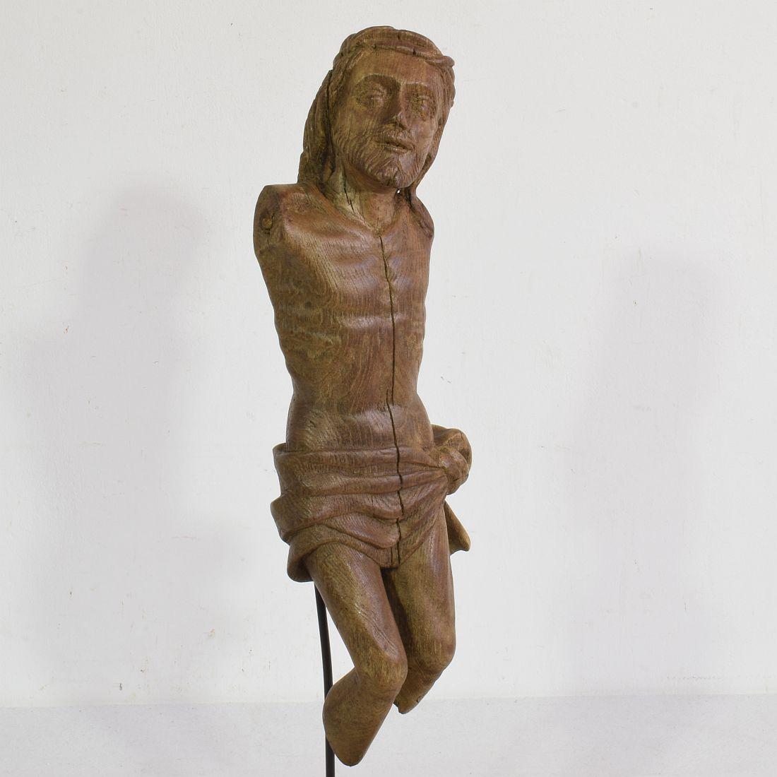 Français 17ème siècle  Fragment de Christ en chêne sculpté et patiné par les intempéries en vente 3