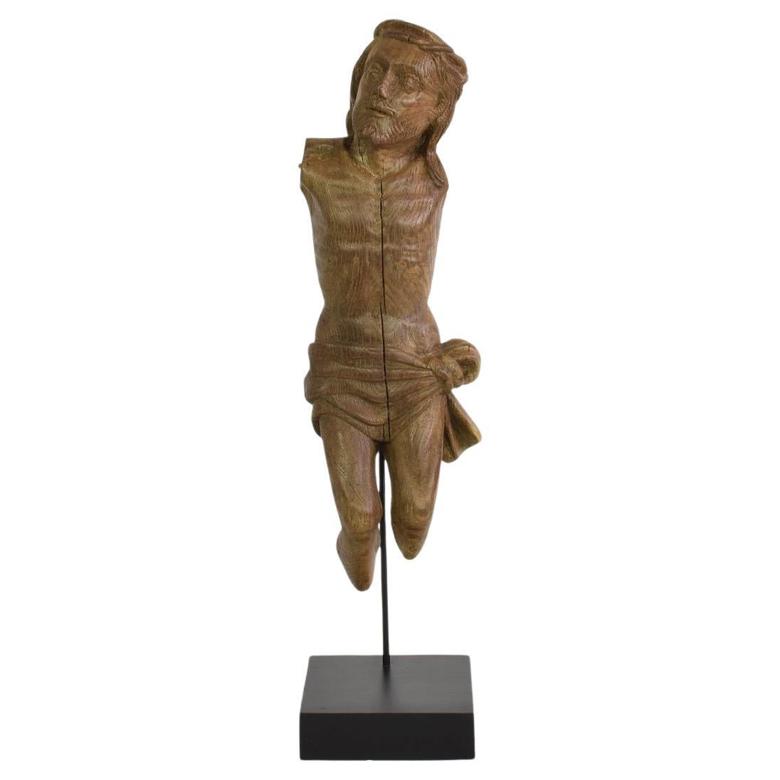 Français 17ème siècle  Fragment de Christ en chêne sculpté et patiné par les intempéries en vente
