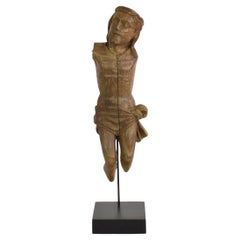Français 17ème siècle  Fragment de Christ en chêne sculpté et patiné par les intempéries