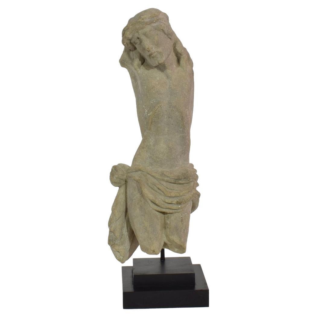 Fragment de Christ en grès sculpté vieilli du 17ème siècle français