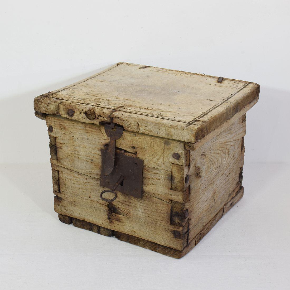 French 17th Century Weathered Rustic Wooden Coffer/Box In Good Condition In Buisson, FR