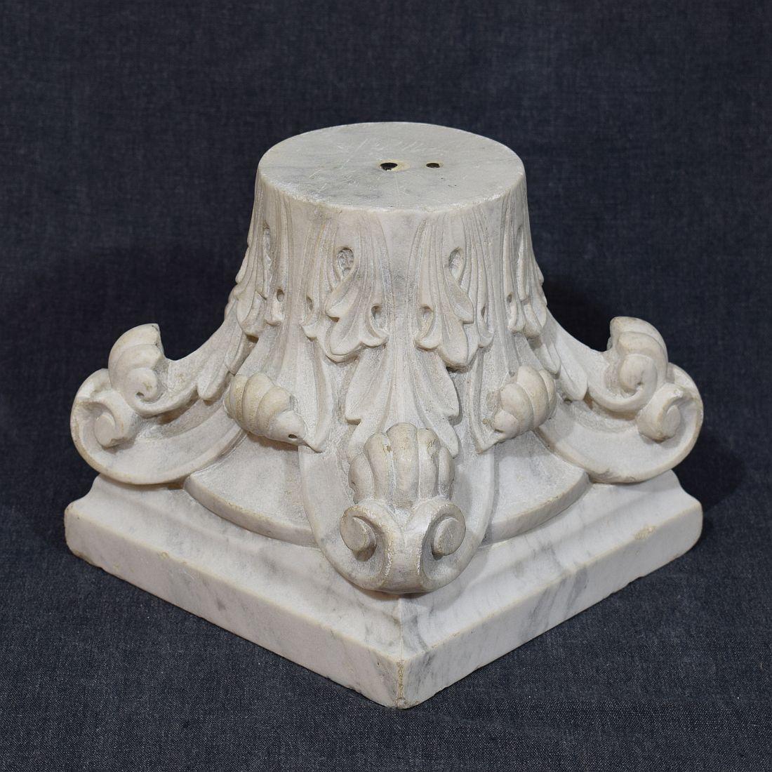 Français 18/19e siècle,  Capitale néoclassique en marbre blanc sculpté en vente 3