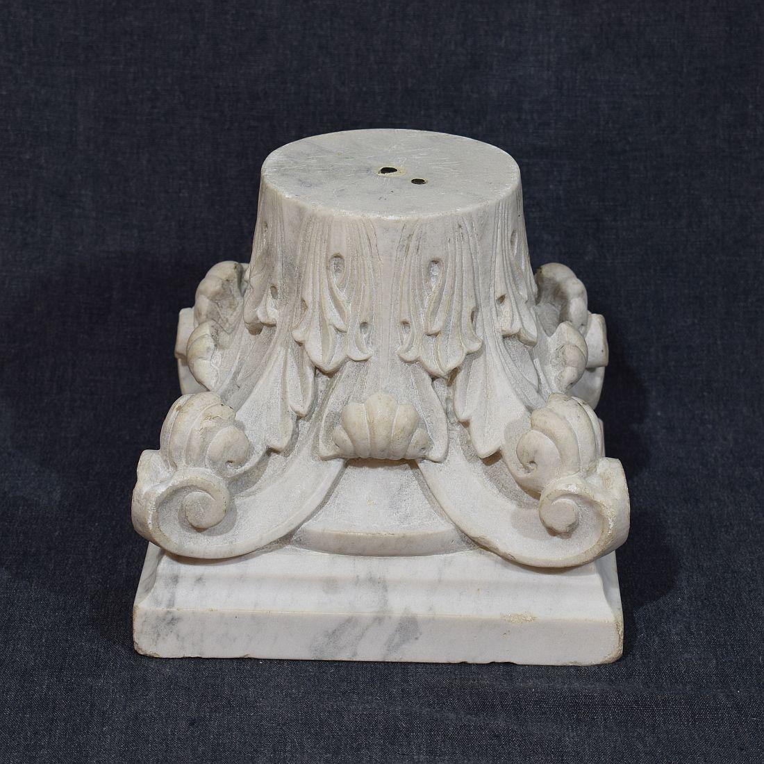 Français 18/19e siècle,  Capitale néoclassique en marbre blanc sculpté en vente 4