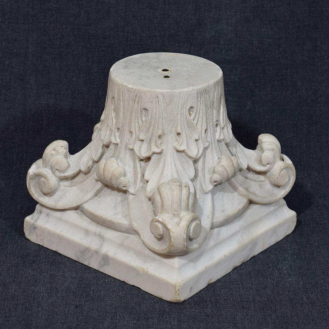 Français 18/19e siècle,  Capitale néoclassique en marbre blanc sculpté en vente 5