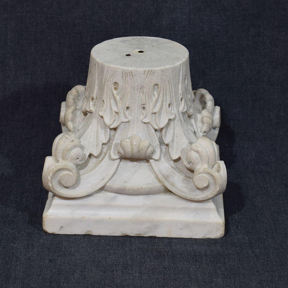 Français 18/19e siècle,  Capitale néoclassique en marbre blanc sculpté en vente 6