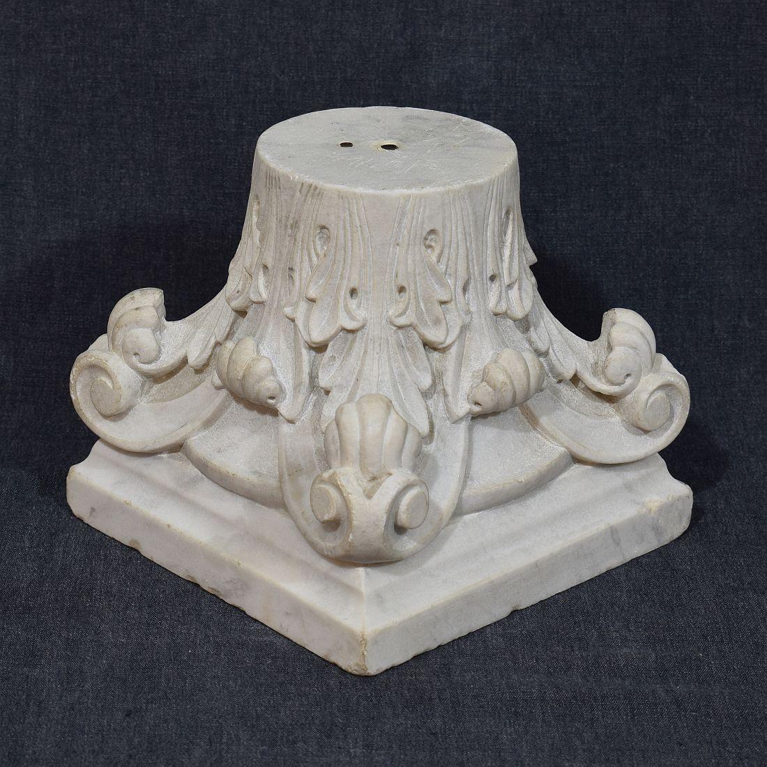 Français 18/19e siècle,  Capitale néoclassique en marbre blanc sculpté en vente 7