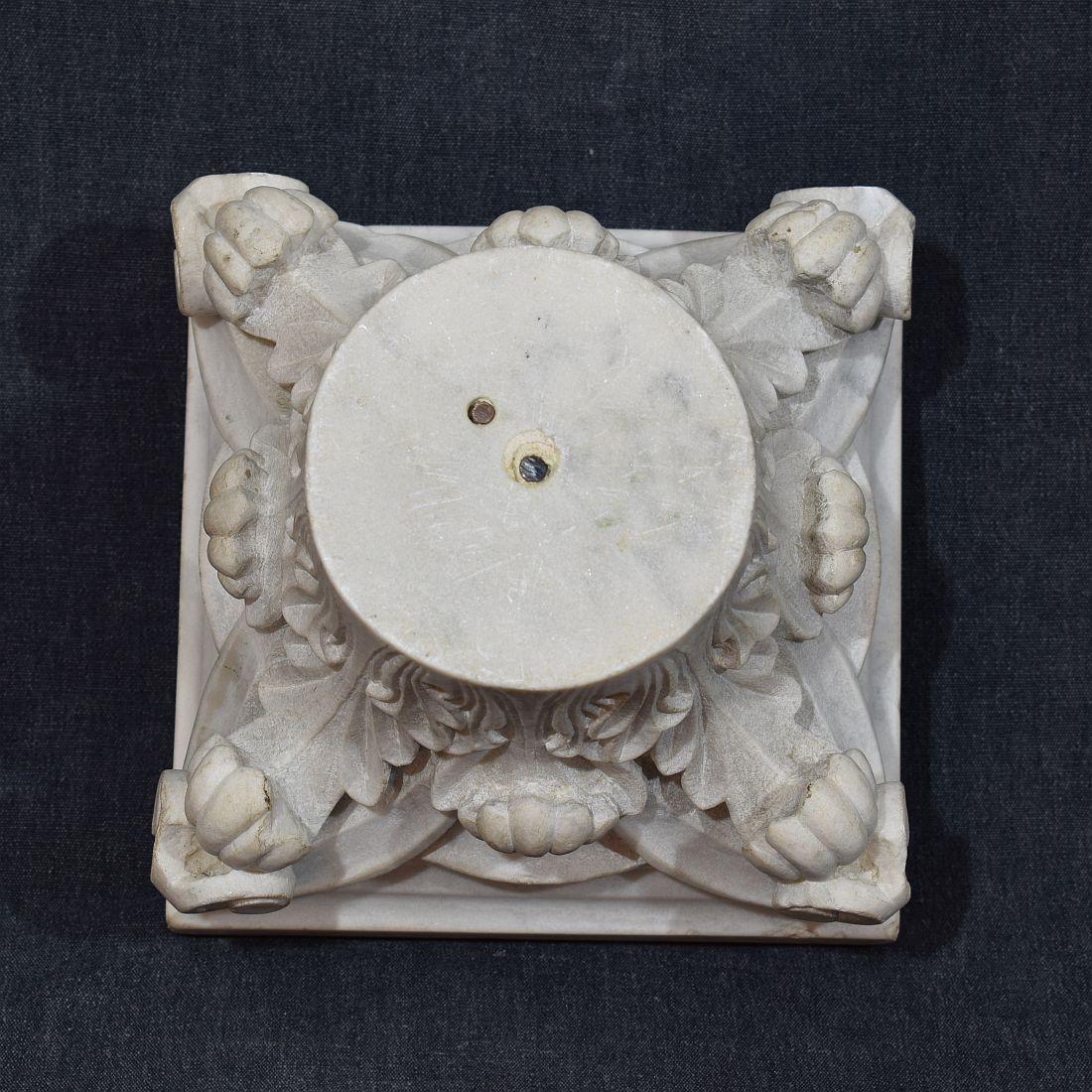 Français 18/19e siècle,  Capitale néoclassique en marbre blanc sculpté en vente 8