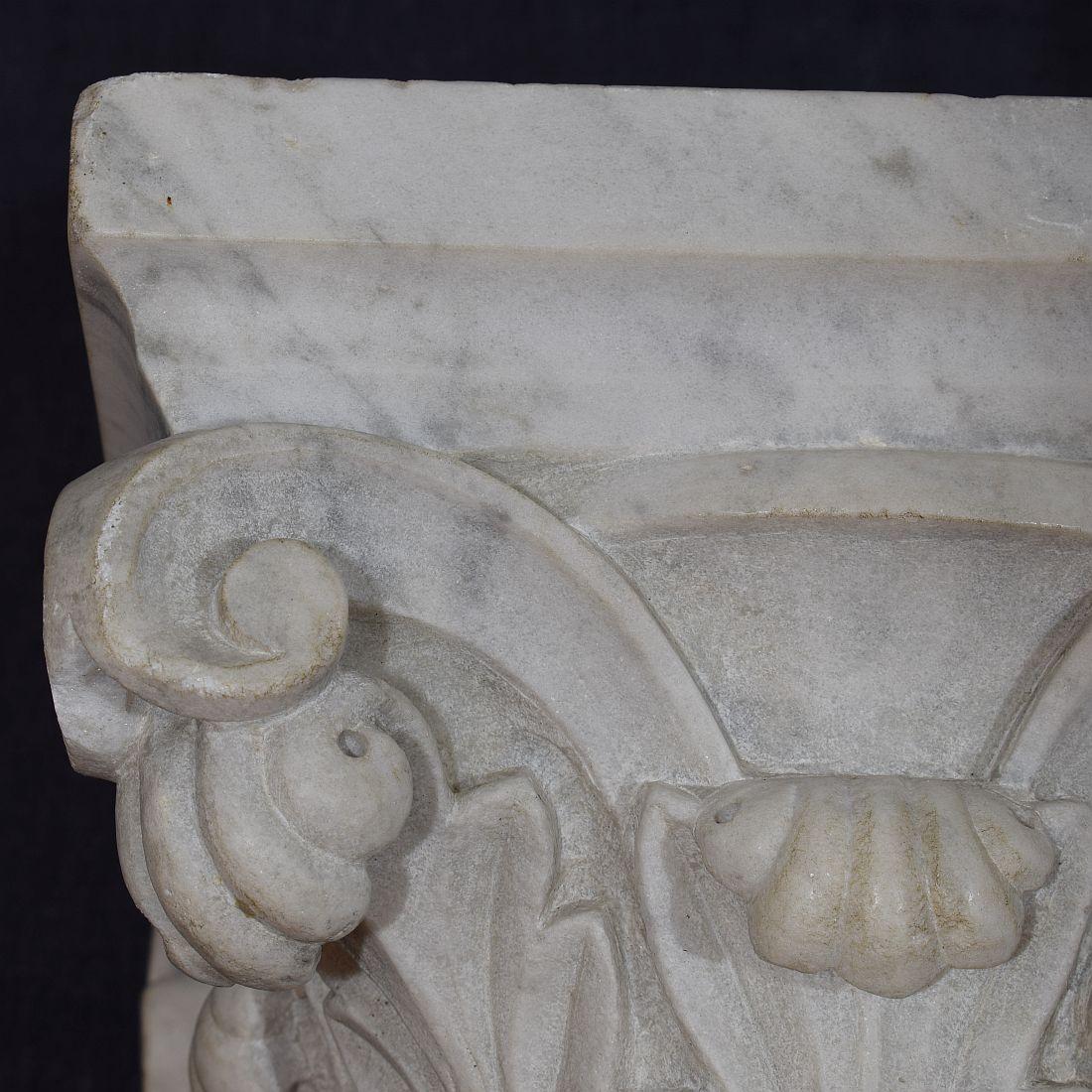 Français 18/19e siècle,  Capitale néoclassique en marbre blanc sculpté en vente 10