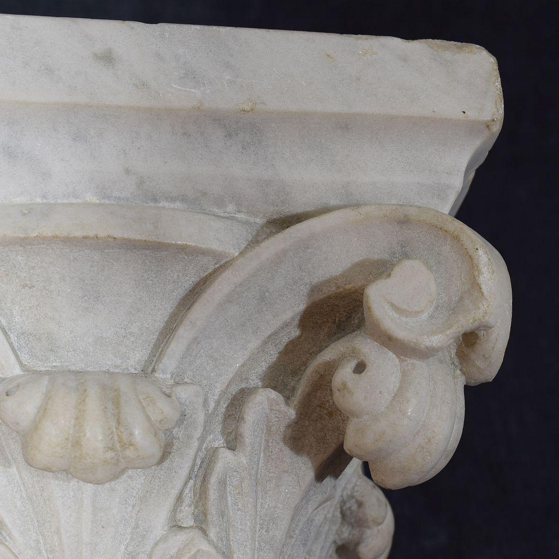 Français 18/19e siècle,  Capitale néoclassique en marbre blanc sculpté en vente 11
