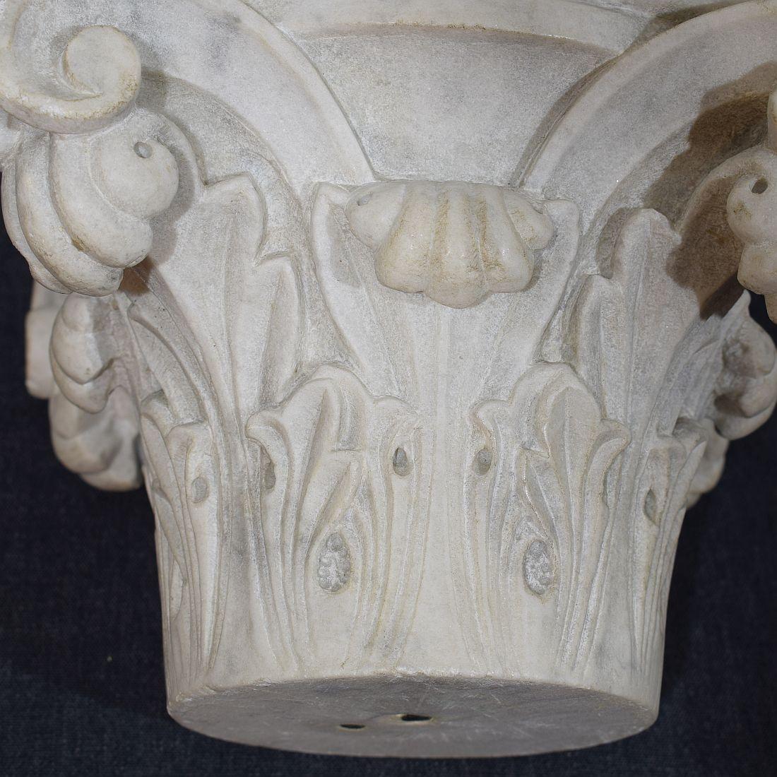 Français 18/19e siècle,  Capitale néoclassique en marbre blanc sculpté en vente 12