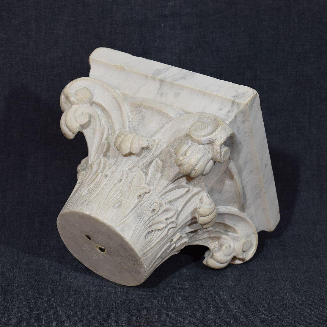 Magnifique chapiteau en marbre blanc sculpté à la main . 
Magnifique marbre blanc altéré par les intempéries .
France vers 1780- 1820
Usé

H:17cm  L:18cm P:18cm 