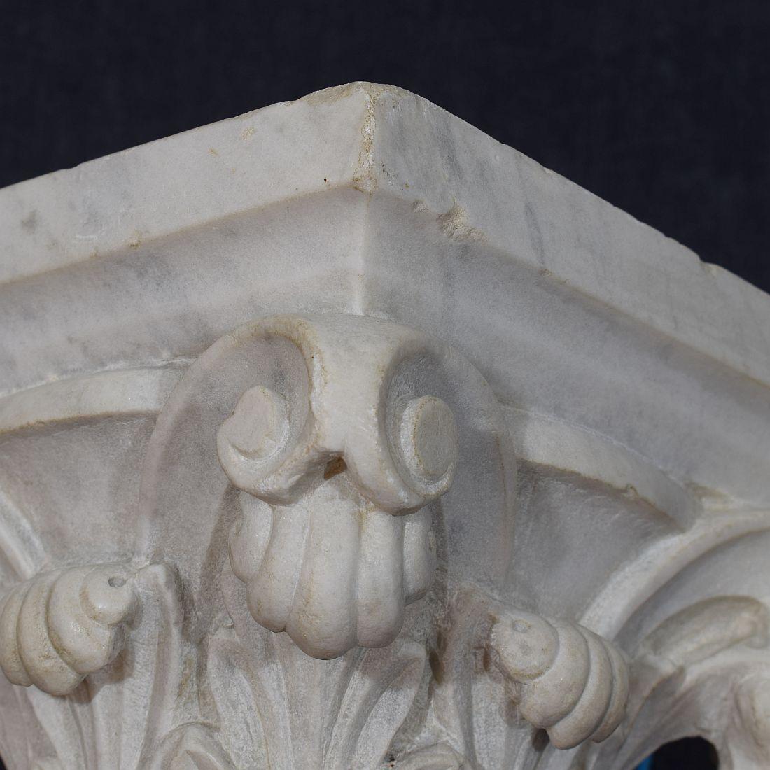 Français 18/19e siècle,  Capitale néoclassique en marbre blanc sculpté en vente 13