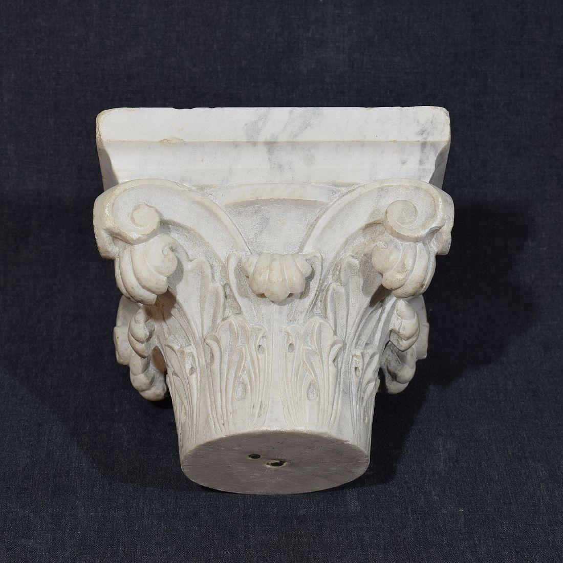 Néoclassique Français 18/19e siècle,  Capitale néoclassique en marbre blanc sculpté en vente