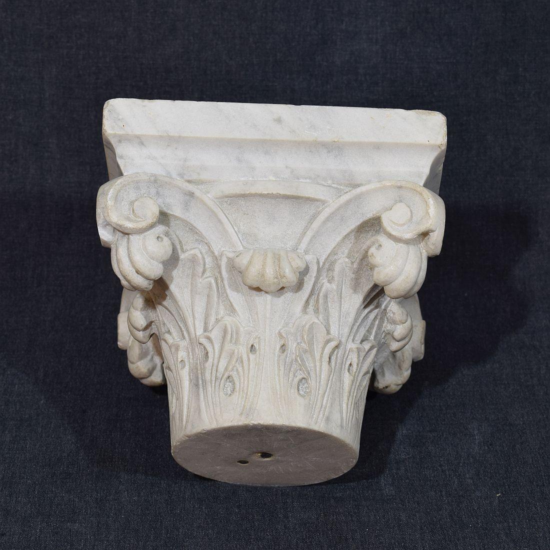 Sculpté à la main Français 18/19e siècle,  Capitale néoclassique en marbre blanc sculpté en vente