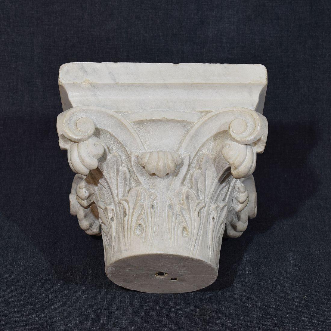 Français 18/19e siècle,  Capitale néoclassique en marbre blanc sculpté Bon état - En vente à Buisson, FR