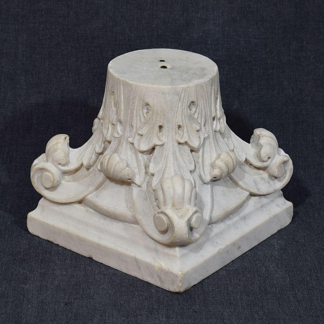 Français 18/19e siècle,  Capitale néoclassique en marbre blanc sculpté en vente 1