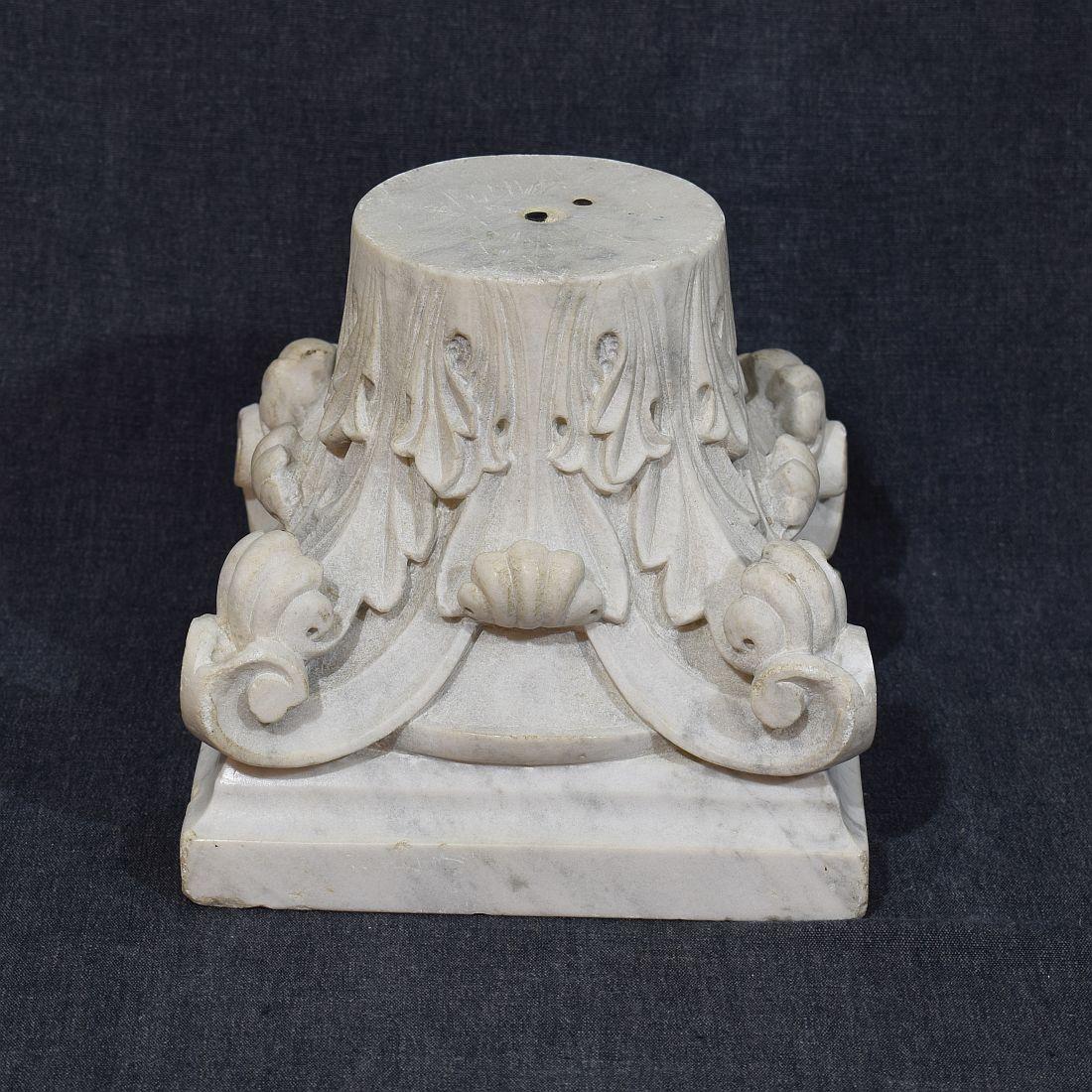 Français 18/19e siècle,  Capitale néoclassique en marbre blanc sculpté en vente 2