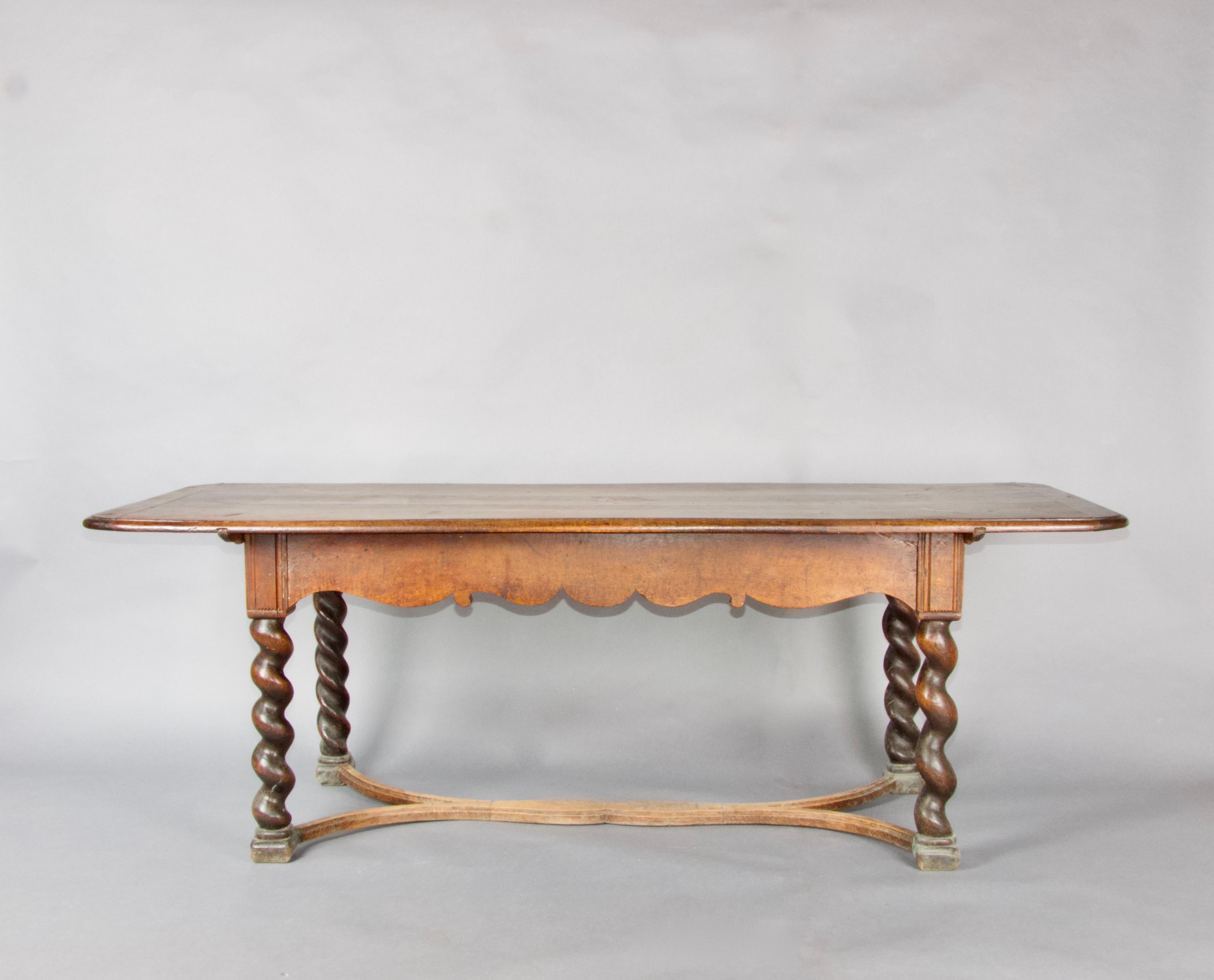 table de ferme avec deux tiroirs à chaque extrémité il y a de la marqueterie sur le dessus montrant des couverts de cuisine et une étoile extrêmement beau détail les pieds sont tous sculptés d'une manière différente nous pouvons donc classer cette