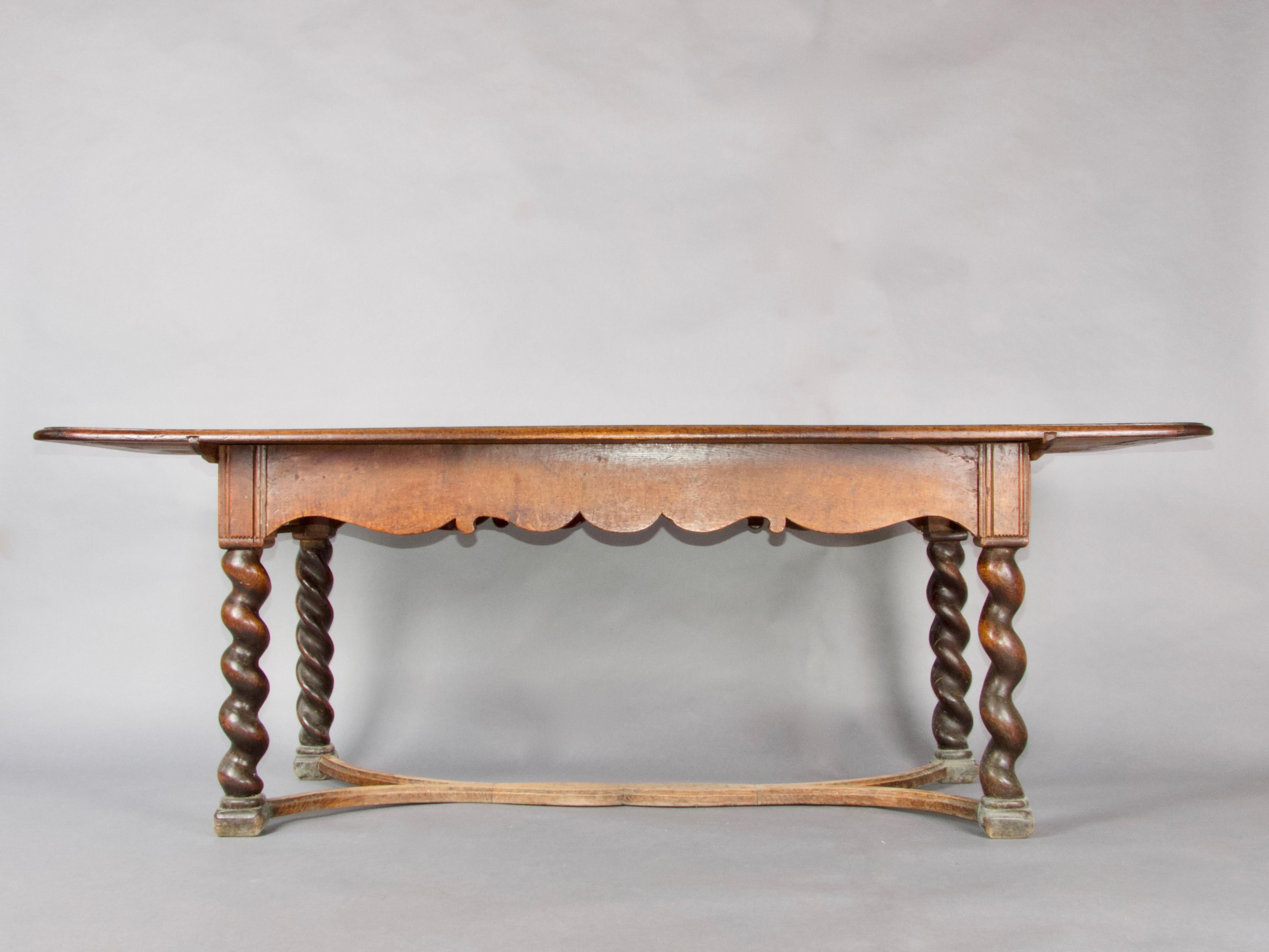 Milieu du XVIIIe siècle Table de salle à manger française du 18e siècle en vente