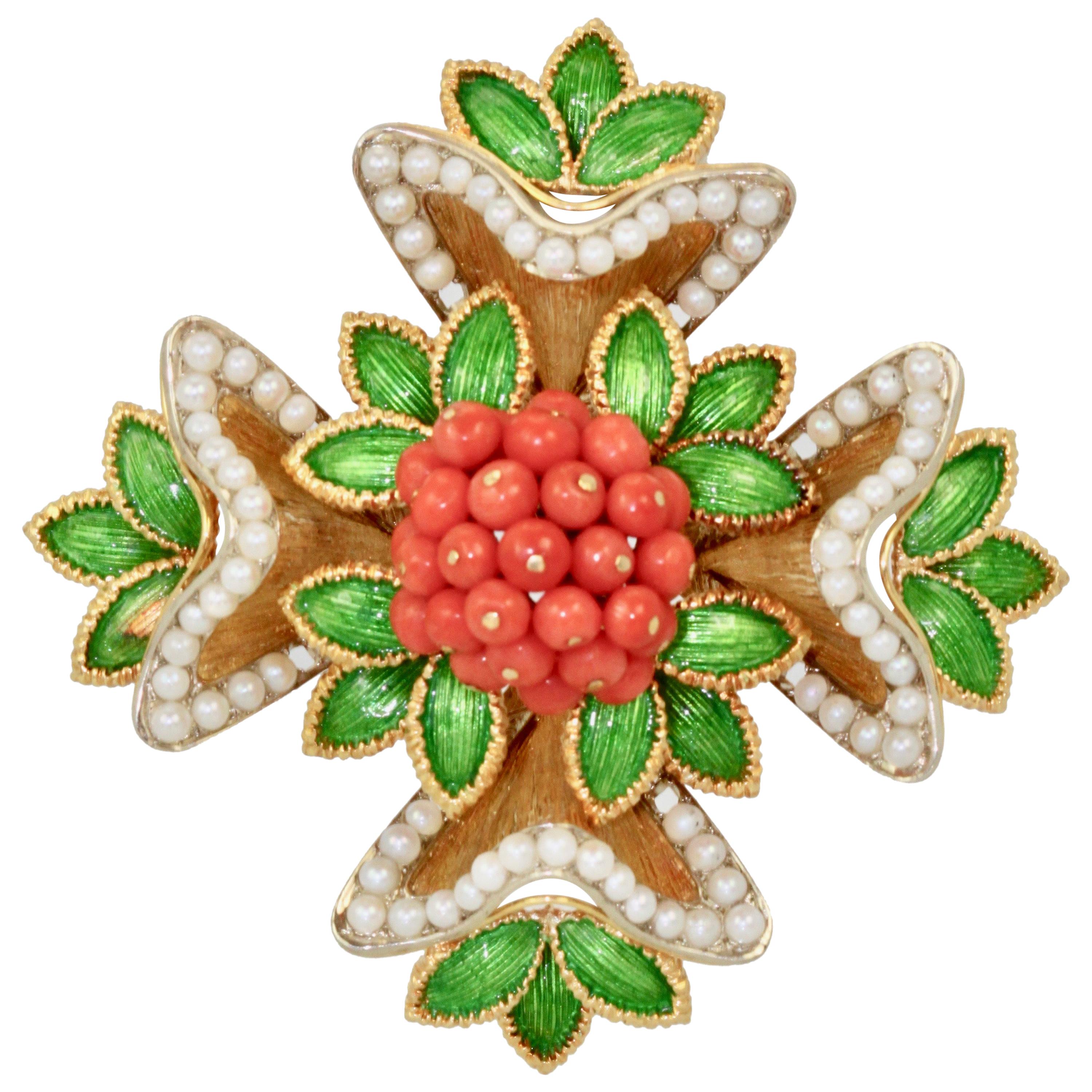 Pendentif broche française en forme de croix de Malte en émail 18 carats, perles et corail