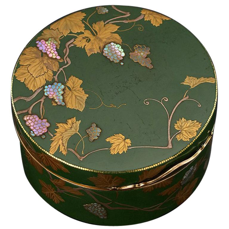 French 18-Karat Gold-Mounted and Japanese Lacquer Snuff Box, circa 1770