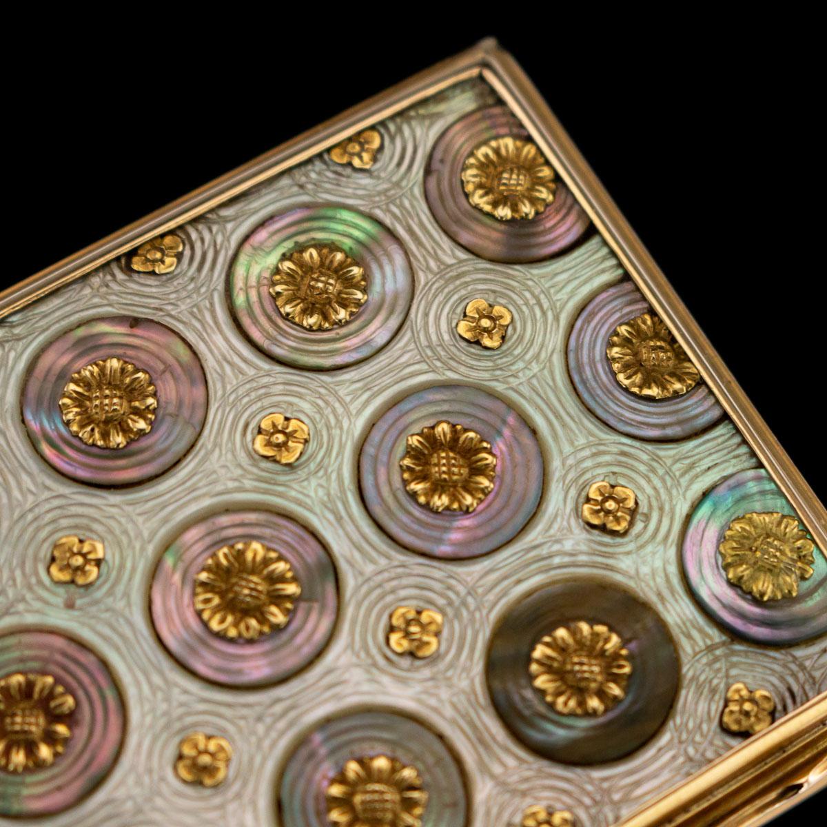 French 18-Karat Gold-Mounted Mother of Pearl Snuff Box, circa 1750 3