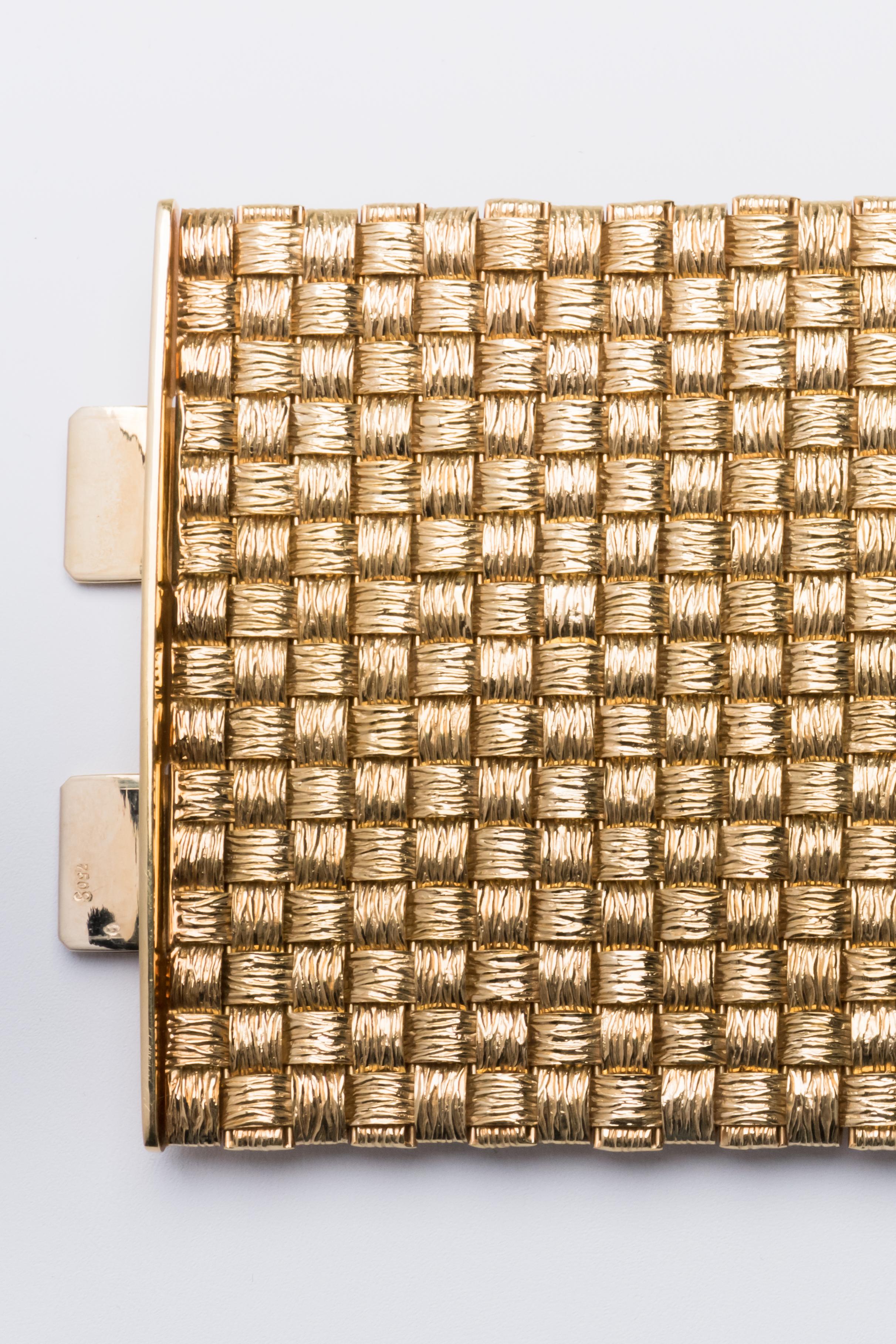 Hervorragendes französisches geflochtenes Manschettenarmband aus 18 Karat Gold. Das Armband ist in seiner Qualität, seinem Design und seiner Größe unvergleichlich.

Schöpfer: Ovaler Stempel mit einer Eule auf dem Verschluss

Größe: offen: 8.25