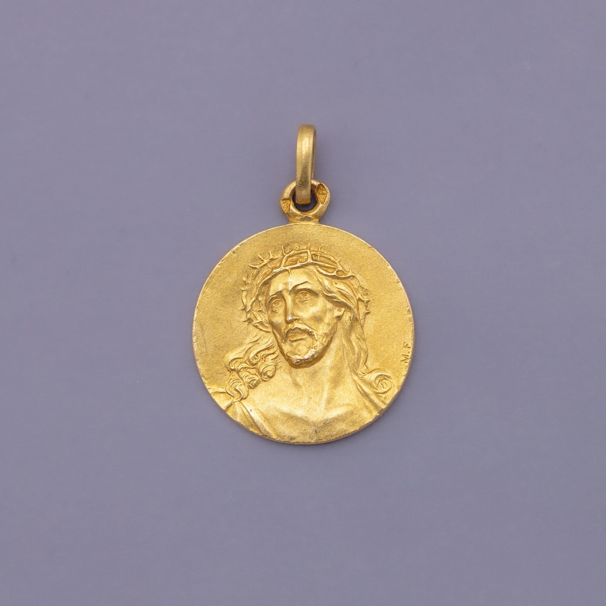 We are delighted to introduce this lovely 18 karat yellow gold patina medal featuring a very well preserved and detailled Jesus Christ. The back of this marvellous charm is hand engraved with the initials I E and the date '9 October 1913'. It is