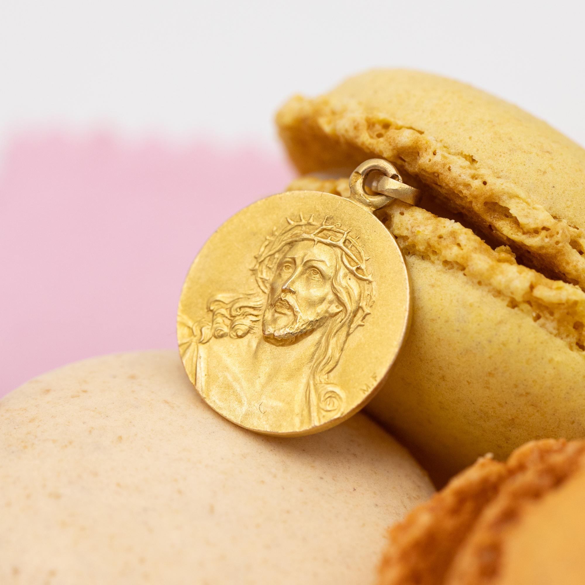 French 18 karat solid gold Jesus pendant - Rare engraved Antique Catholic charm In Good Condition In Antwerp, BE