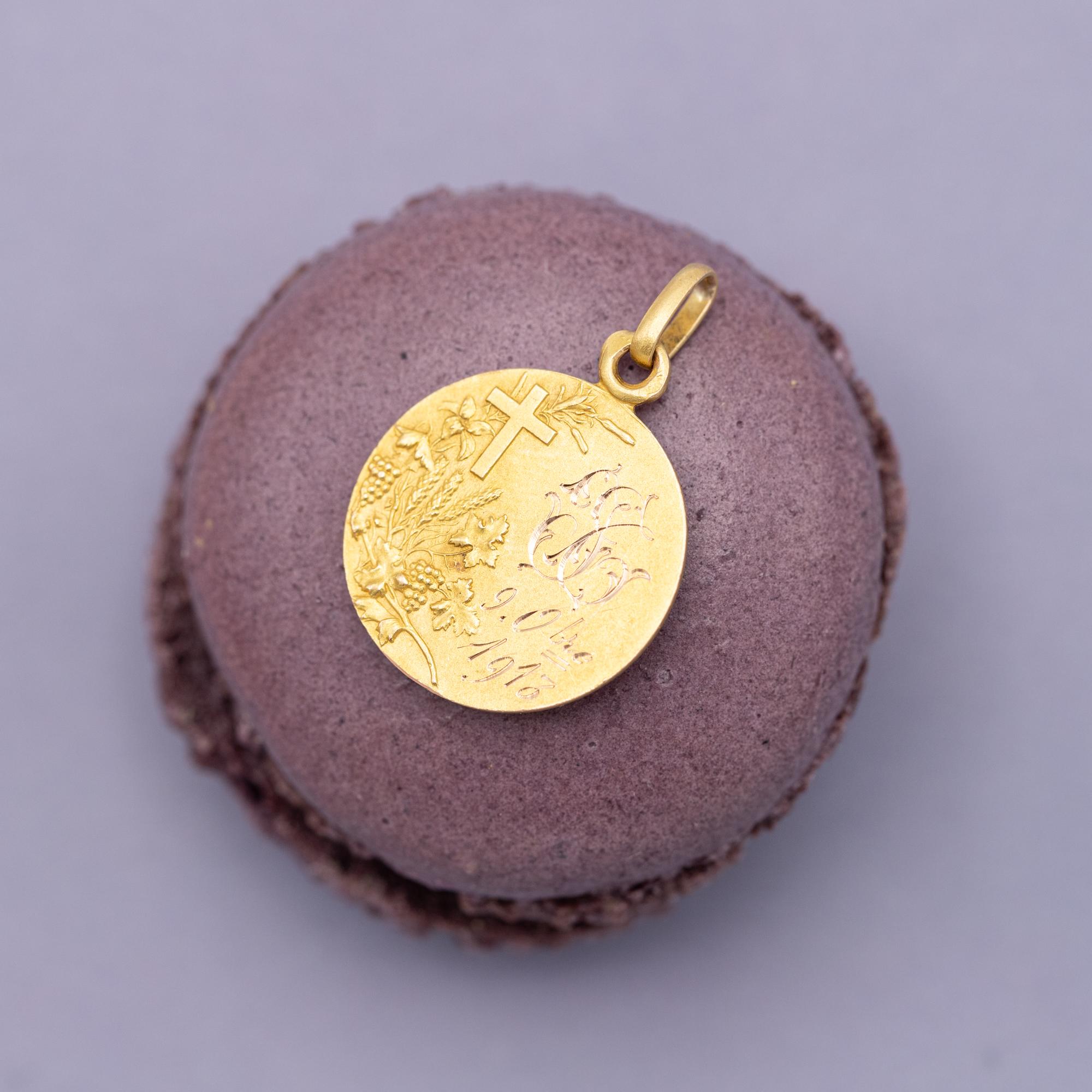 French 18 karat solid gold Jesus pendant - Rare engraved Antique Catholic charm 3