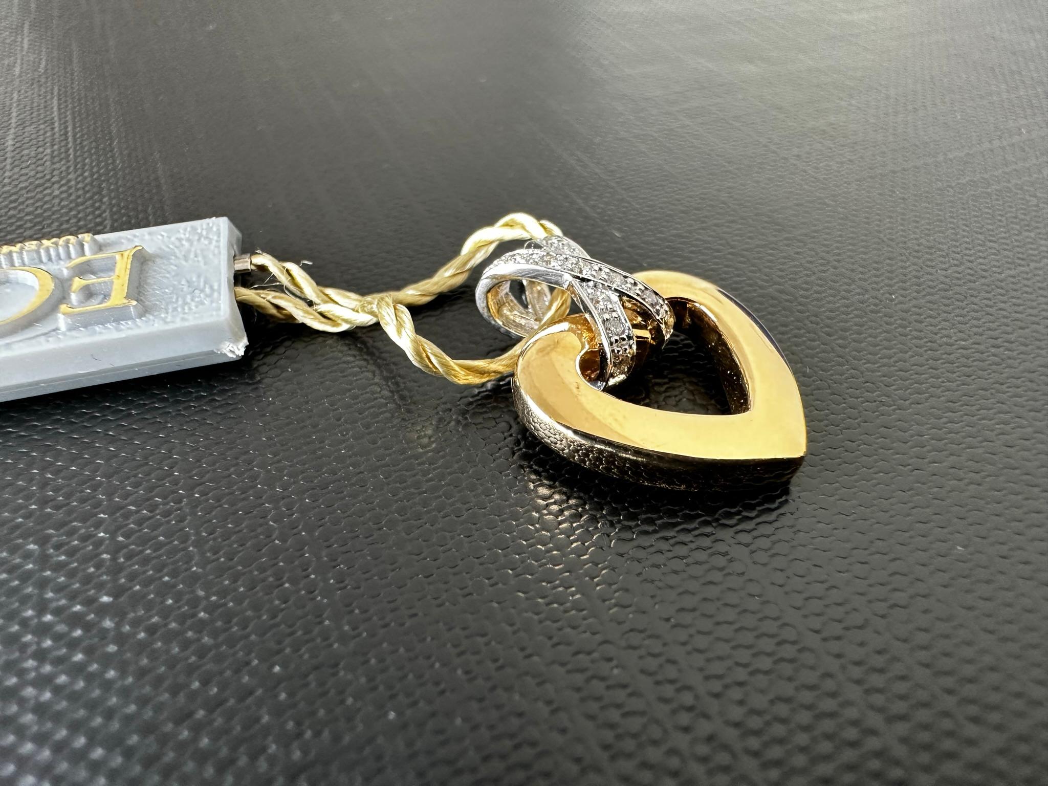 French 18 karat Yellow and White Gold Heart Pendant with Diamonds In Good Condition For Sale In Esch-Sur-Alzette, LU