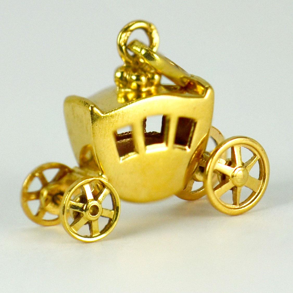 French 18 Karat Yellow Gold Carriage Charm Pendant In Good Condition For Sale In London, GB