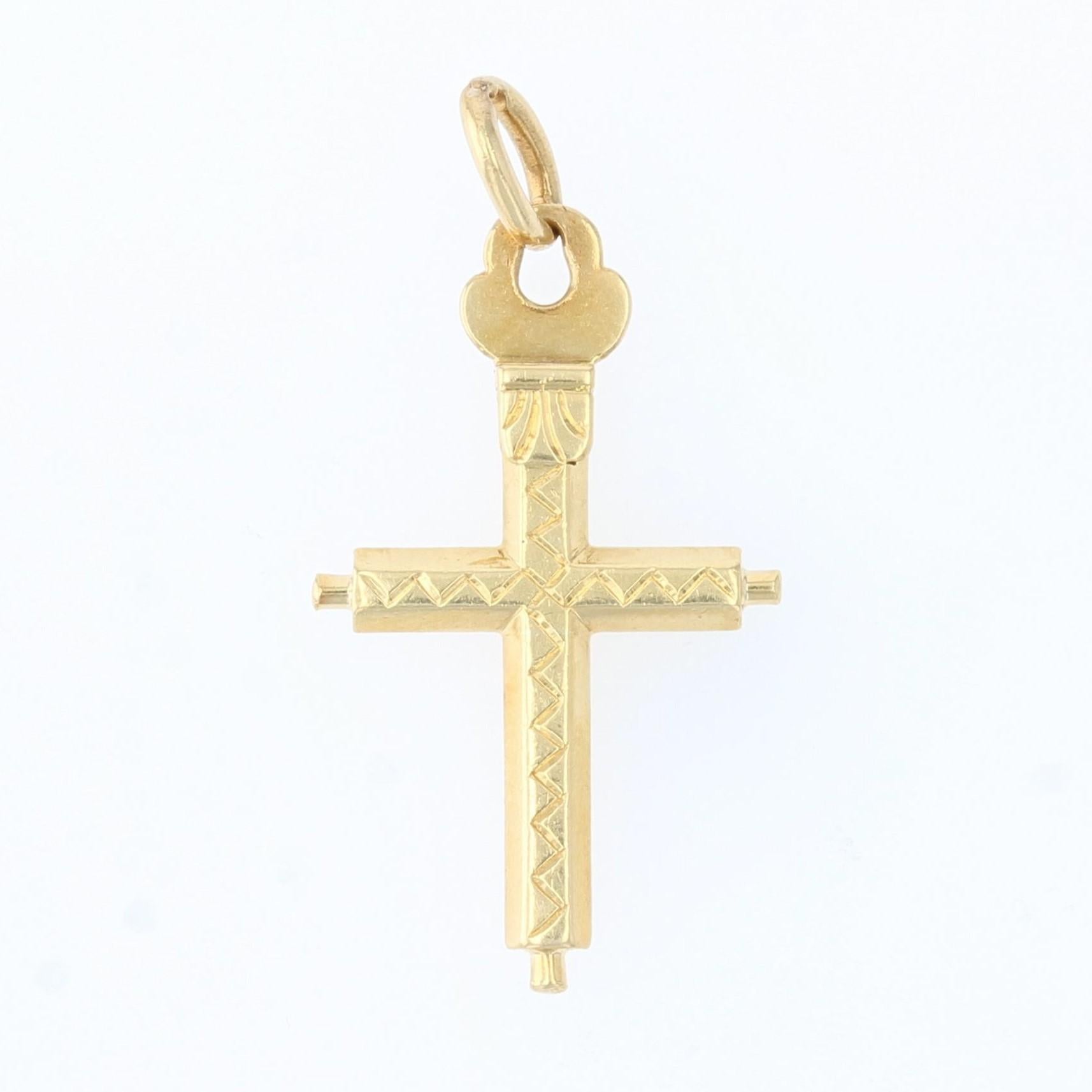 French 18 Karat Yellow Gold Chiseled Regional Cross Pendant In Good Condition For Sale In Poitiers, FR