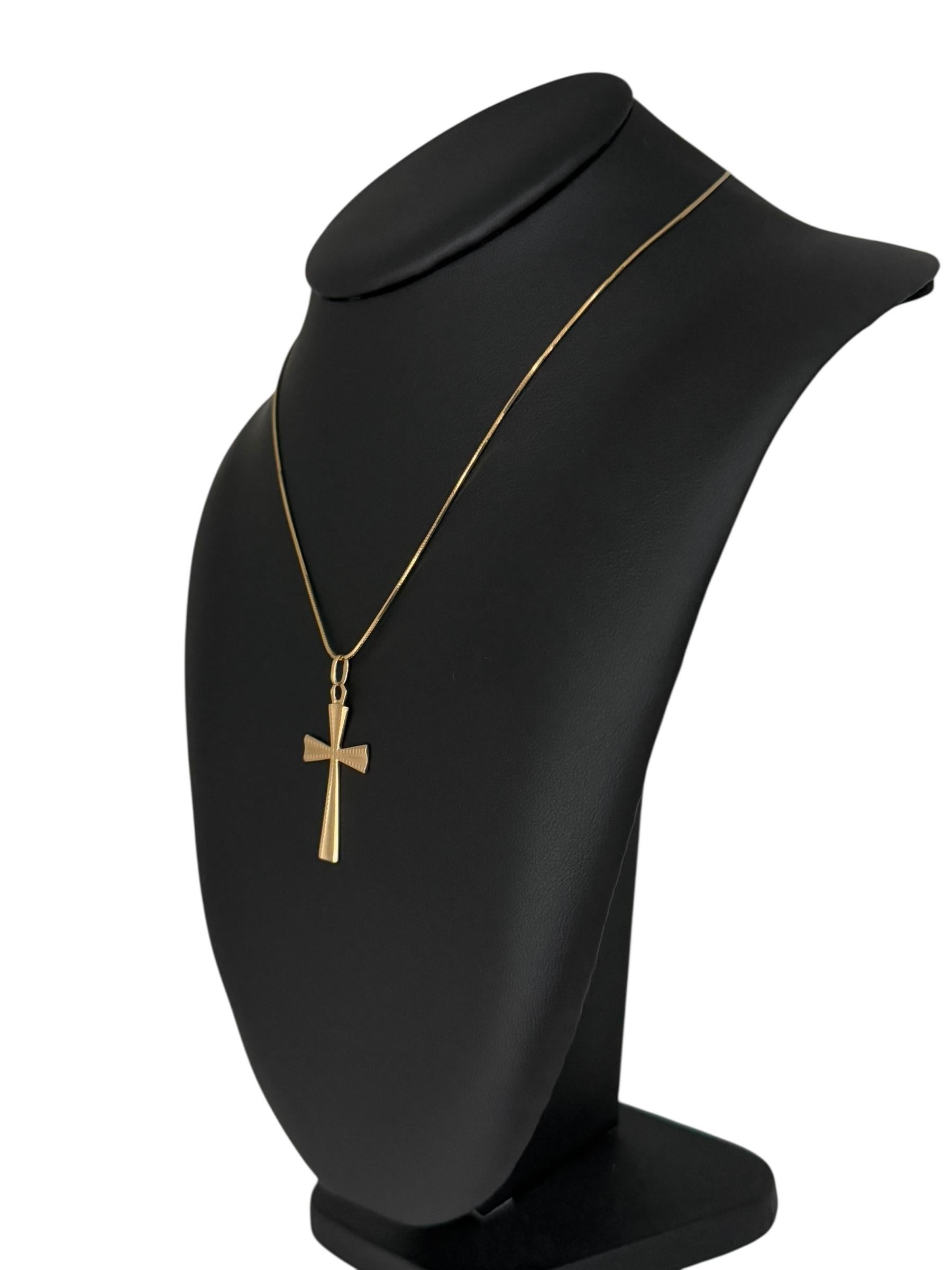 French 18 karat Yellow Gold Cross en vente 2