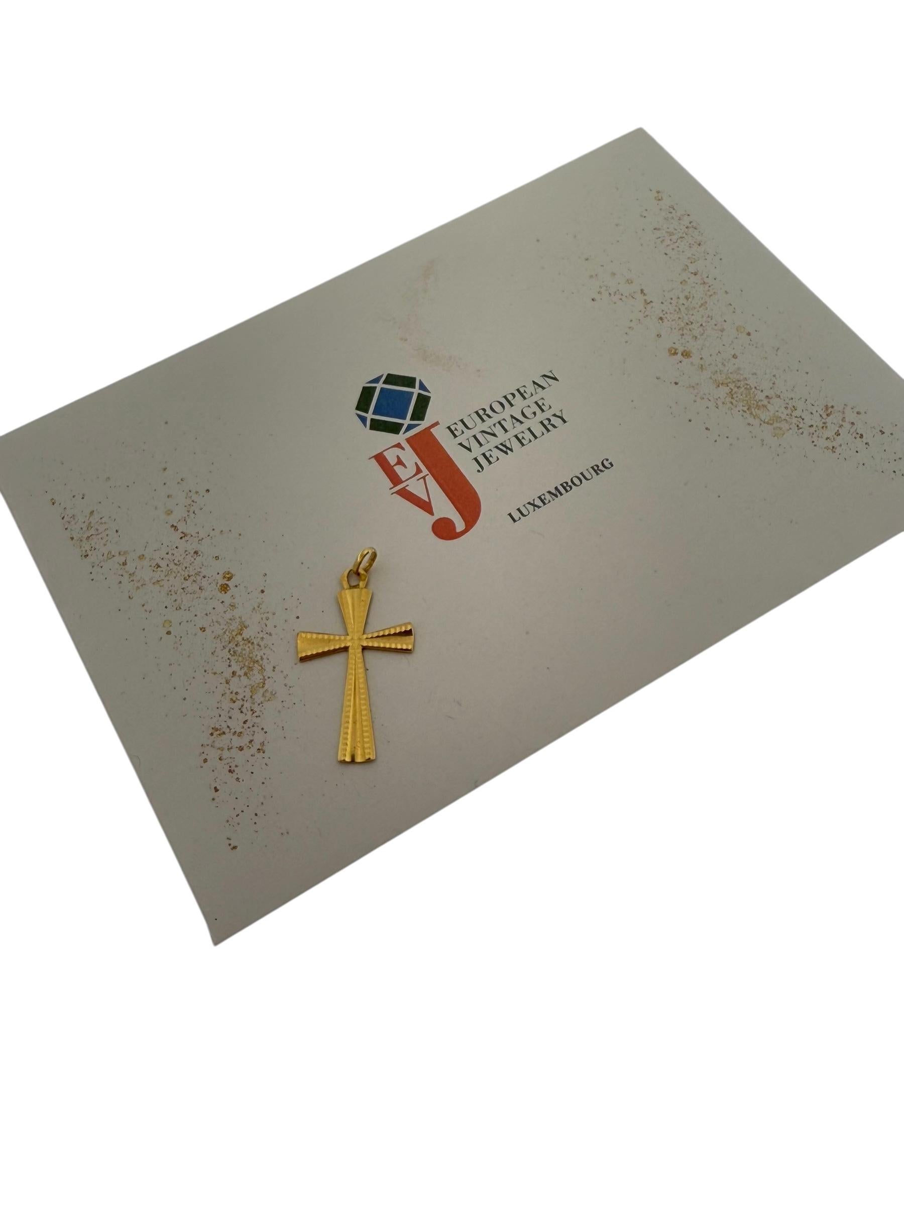 French 18 karat Yellow Gold Cross en vente 3
