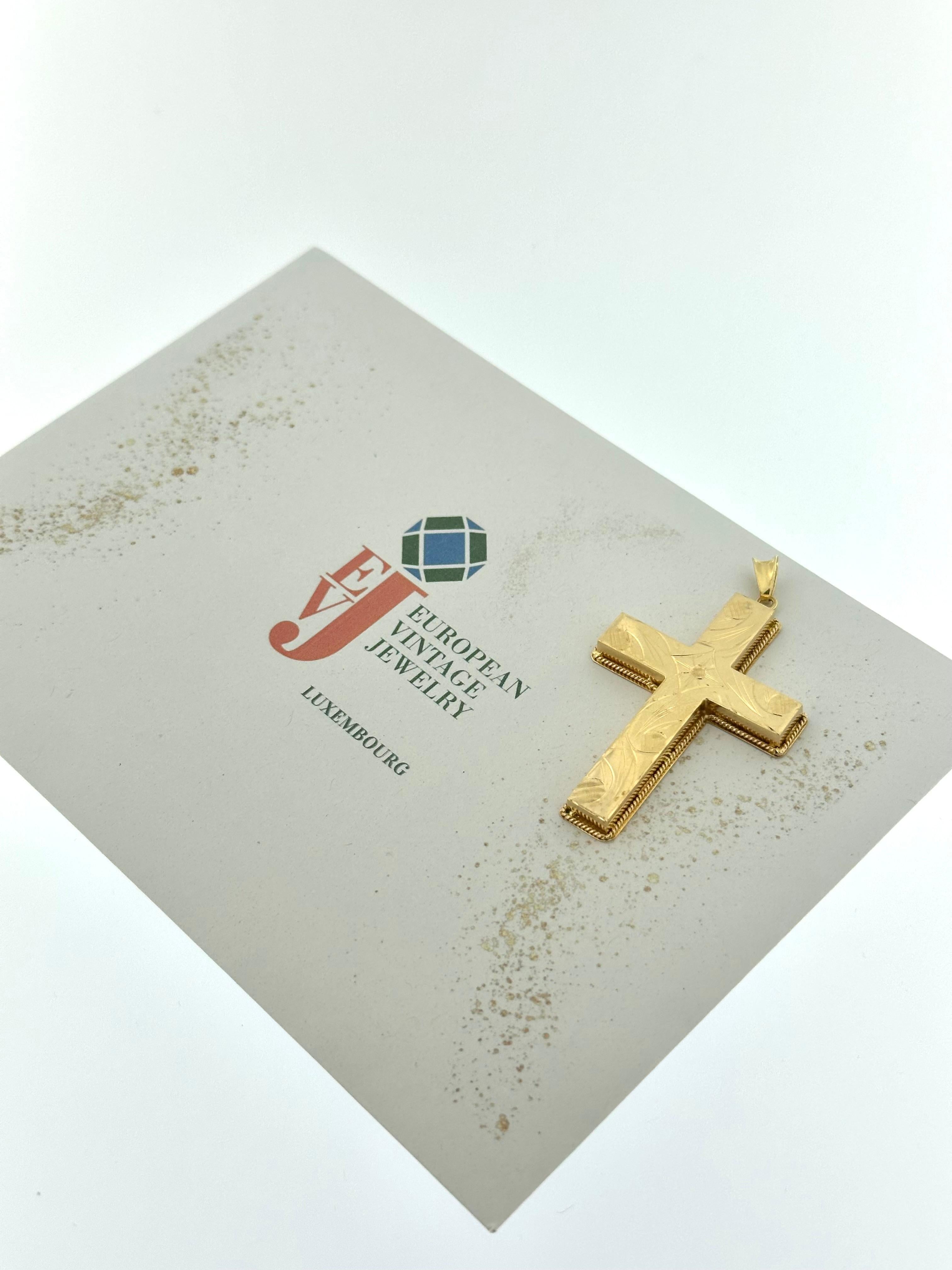 Croix française en or jaune 18 carats à motifs de fleurs et de feuilles en vente 5