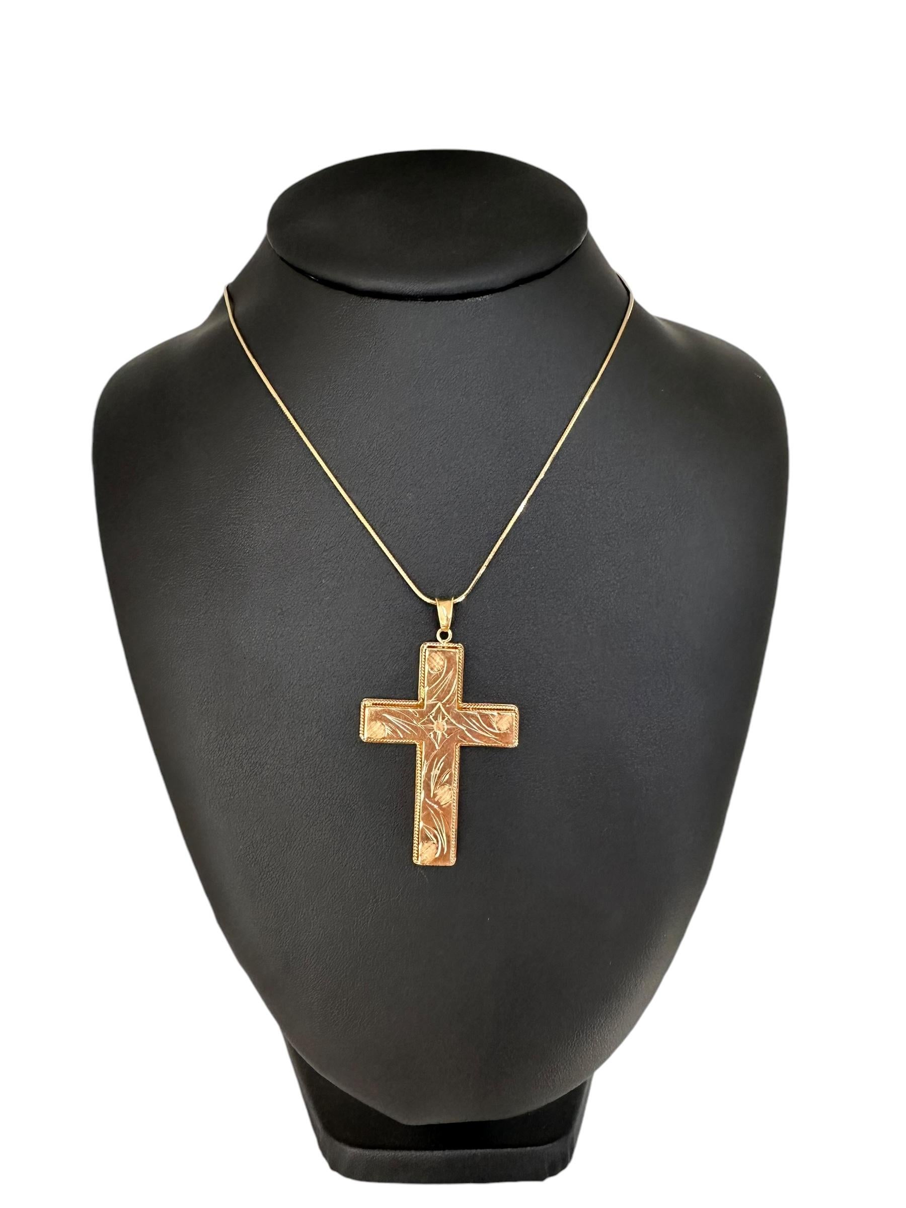 Croix française en or jaune 18 carats à motifs de fleurs et de feuilles Bon état - En vente à Esch sur Alzette, Esch-sur-Alzette