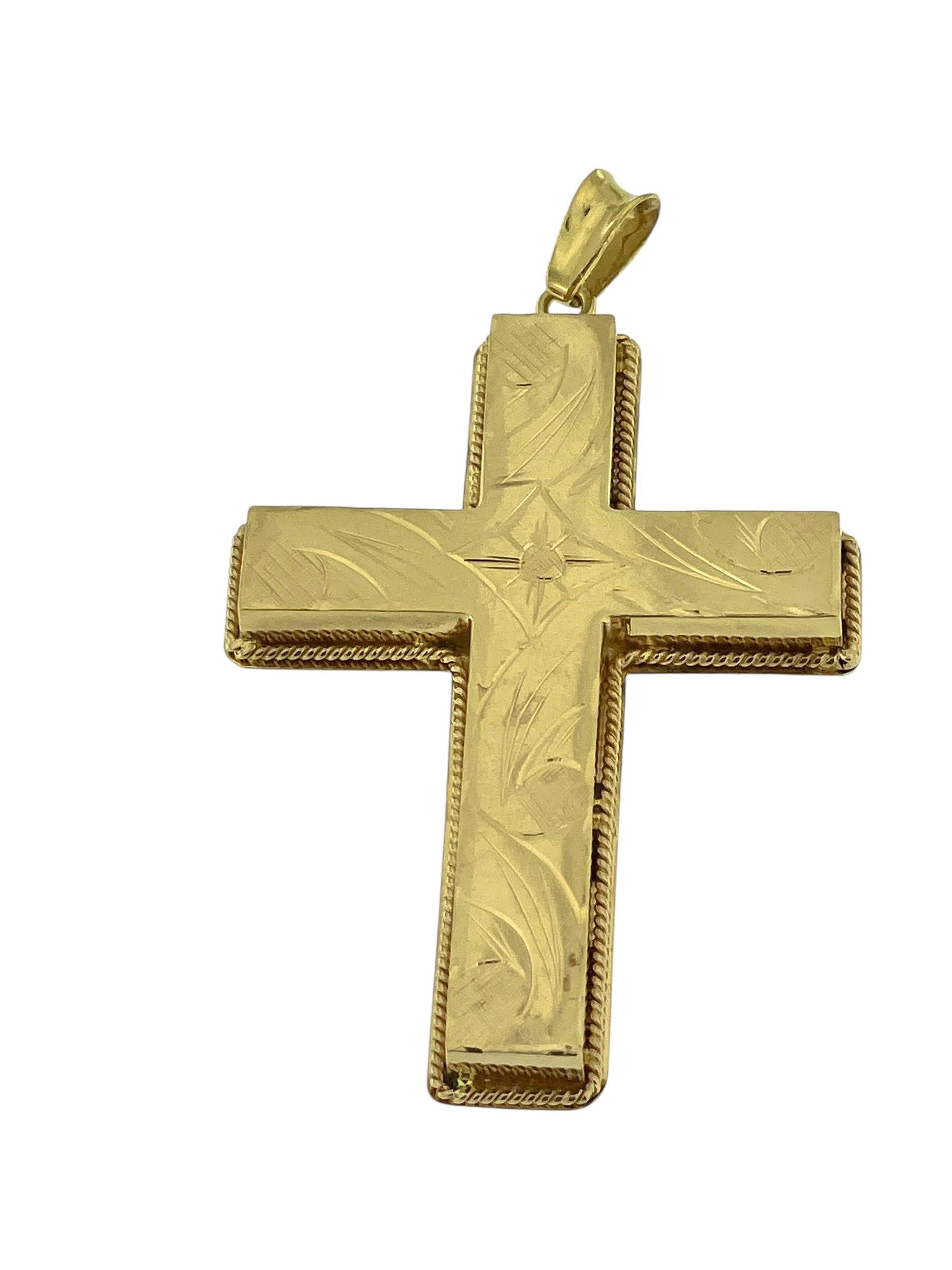 Croix française en or jaune 18 carats à motifs de fleurs et de feuilles en vente 1
