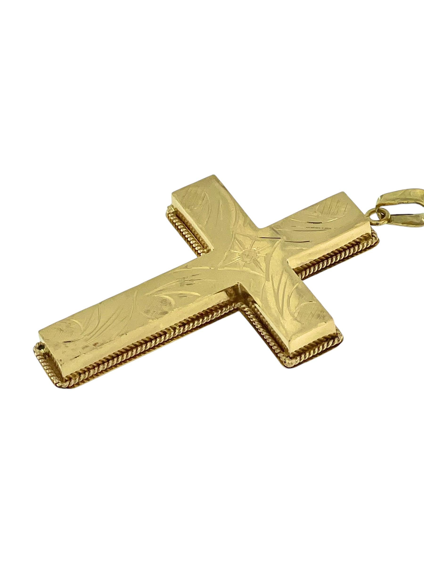 Croix française en or jaune 18 carats à motifs de fleurs et de feuilles en vente 2