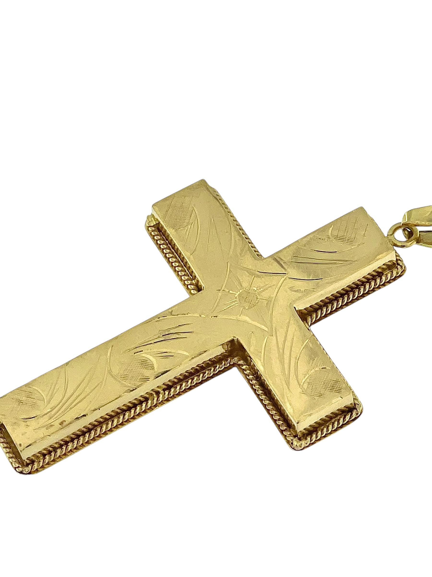 Croix française en or jaune 18 carats à motifs de fleurs et de feuilles en vente 3