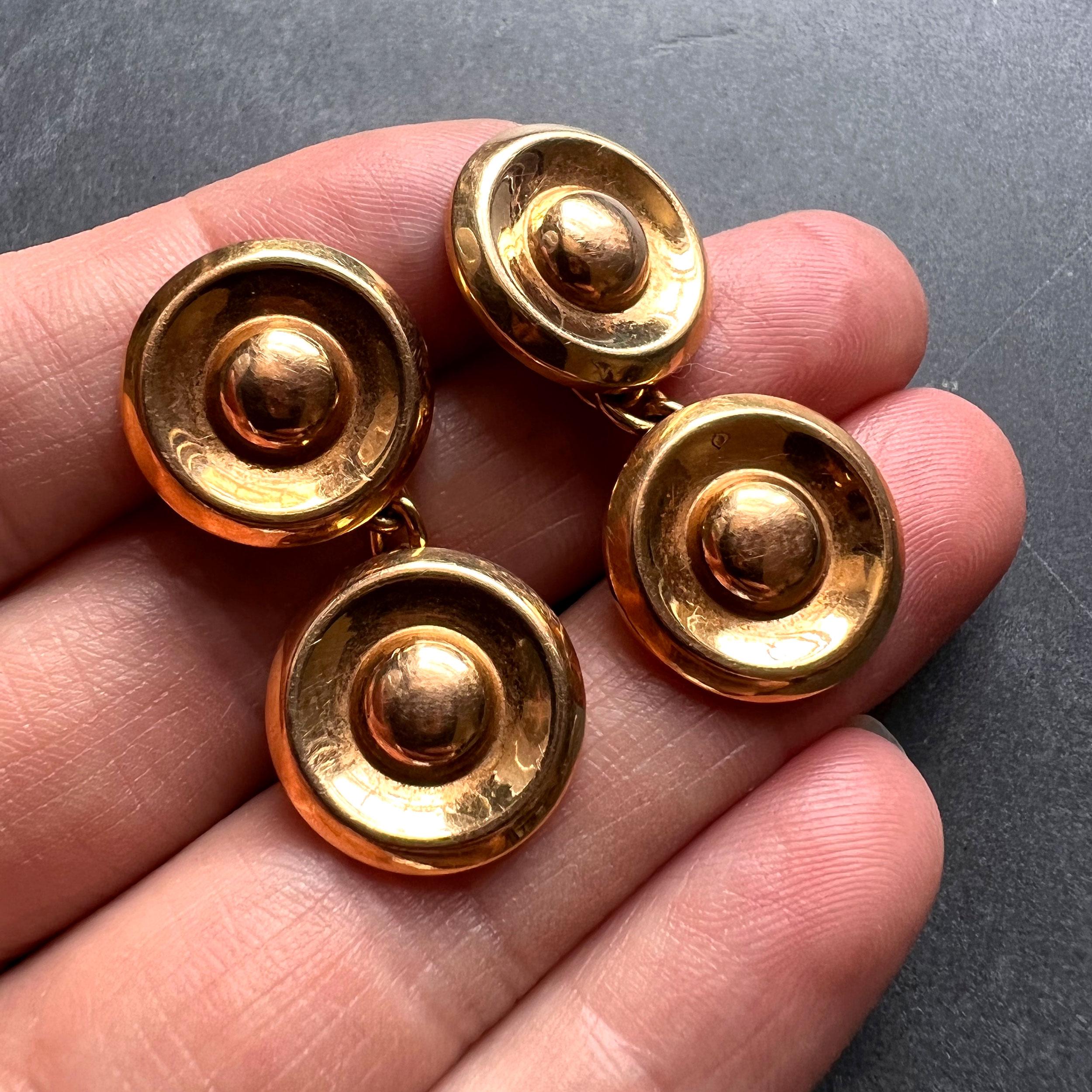 A pair of French 18K (18 karat) yellow gold cufflinks designed as a pair of gold discs. Stamped with the eagle’s head for French manufacture and 18 karat gold with unknown maker’s mark.

Dimensions: 1.5 x 1.5 x 2.8 cm 
Weight: 8.09 grams
