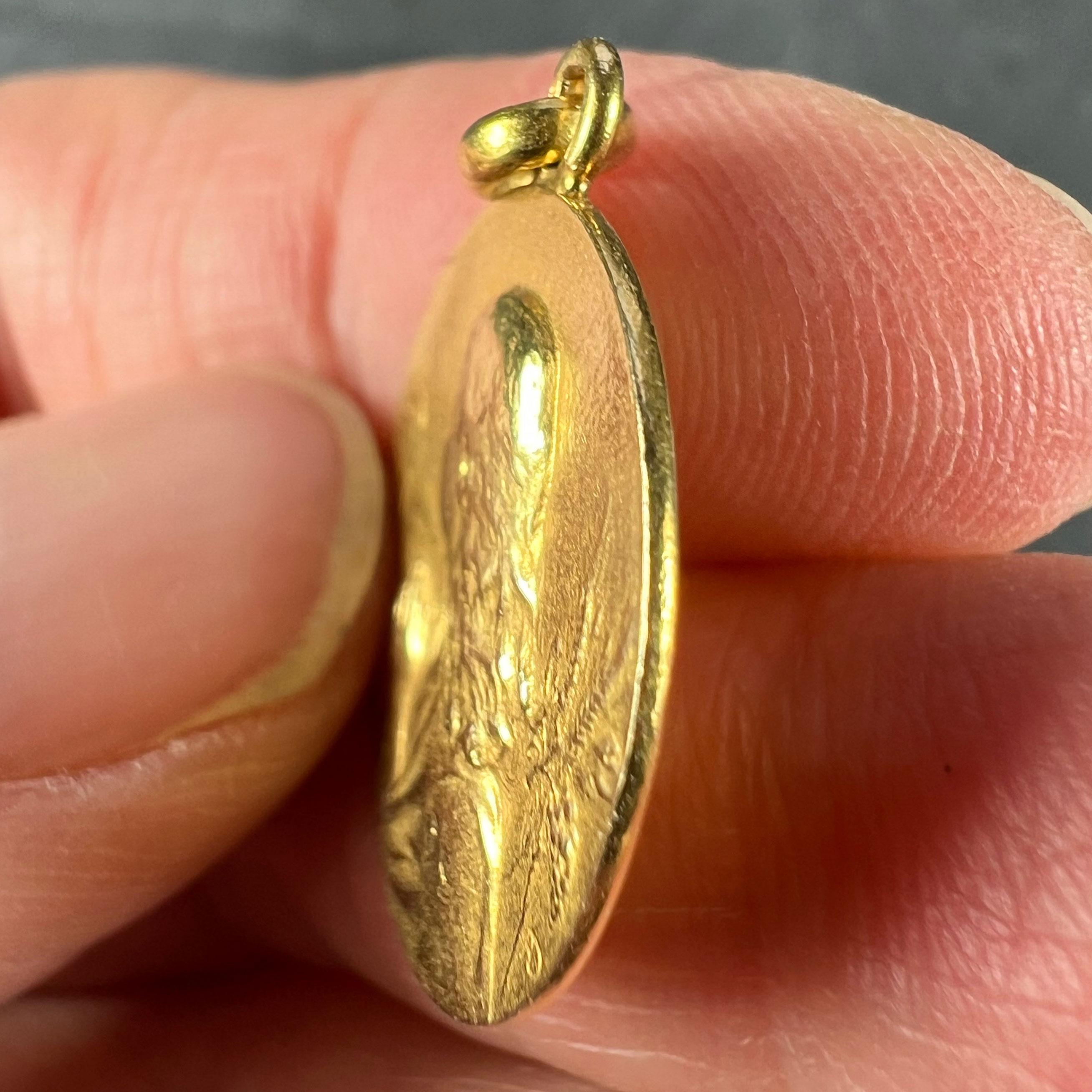 French 18 Karat Yellow Gold Rasumny Wine and Wheat Harvest Charm Pendant In Good Condition For Sale In London, GB