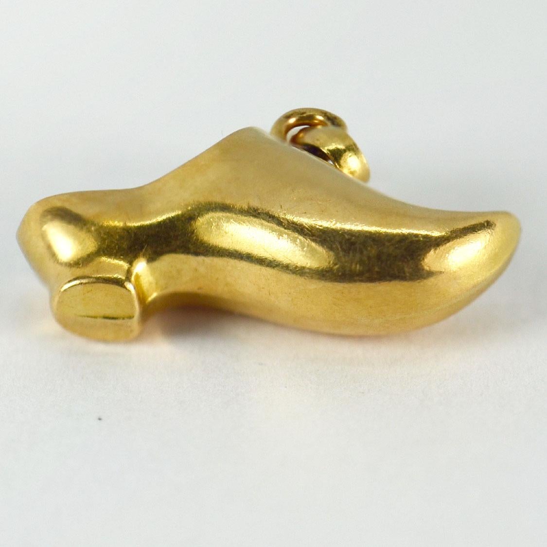 French 18 Karat Yellow Gold Shoe Charm Pendant In Good Condition For Sale In London, GB