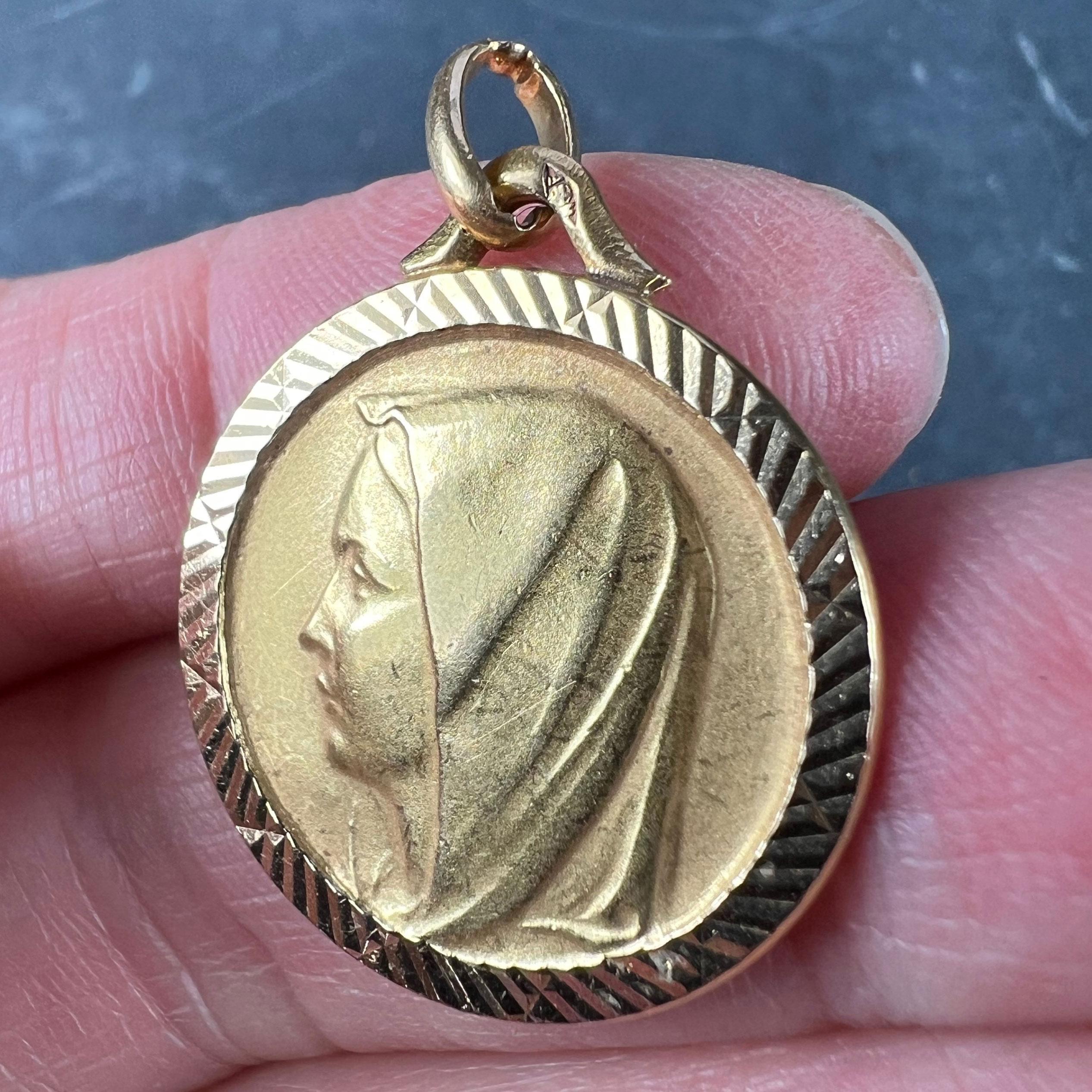 18 Karat Gelbgold Medaille der Jungfrau Maria mit Charm-Anhänger im Angebot 1