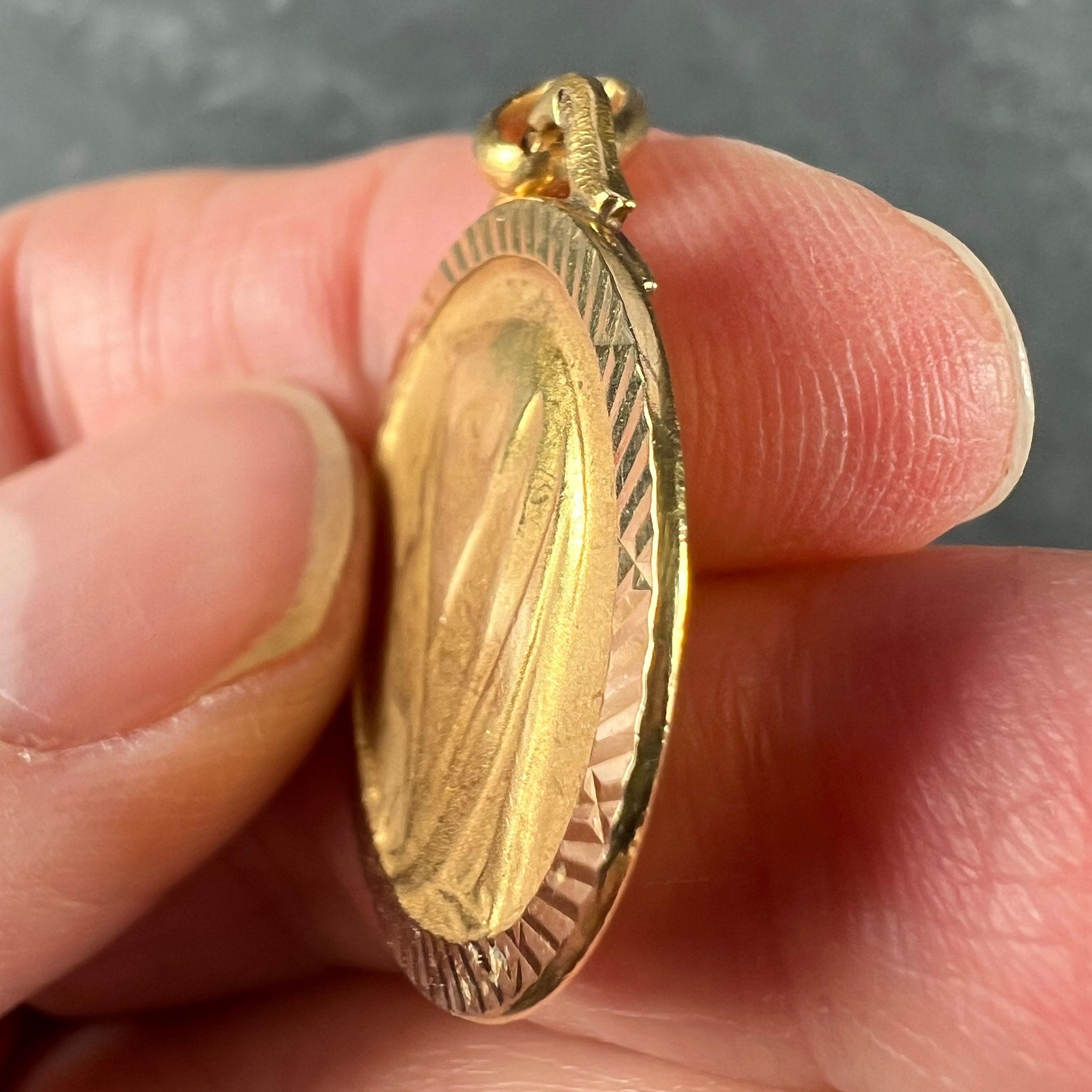 French 18 Karat Yellow Gold Virgin Mary Charm Pendant Medal In Good Condition For Sale In London, GB