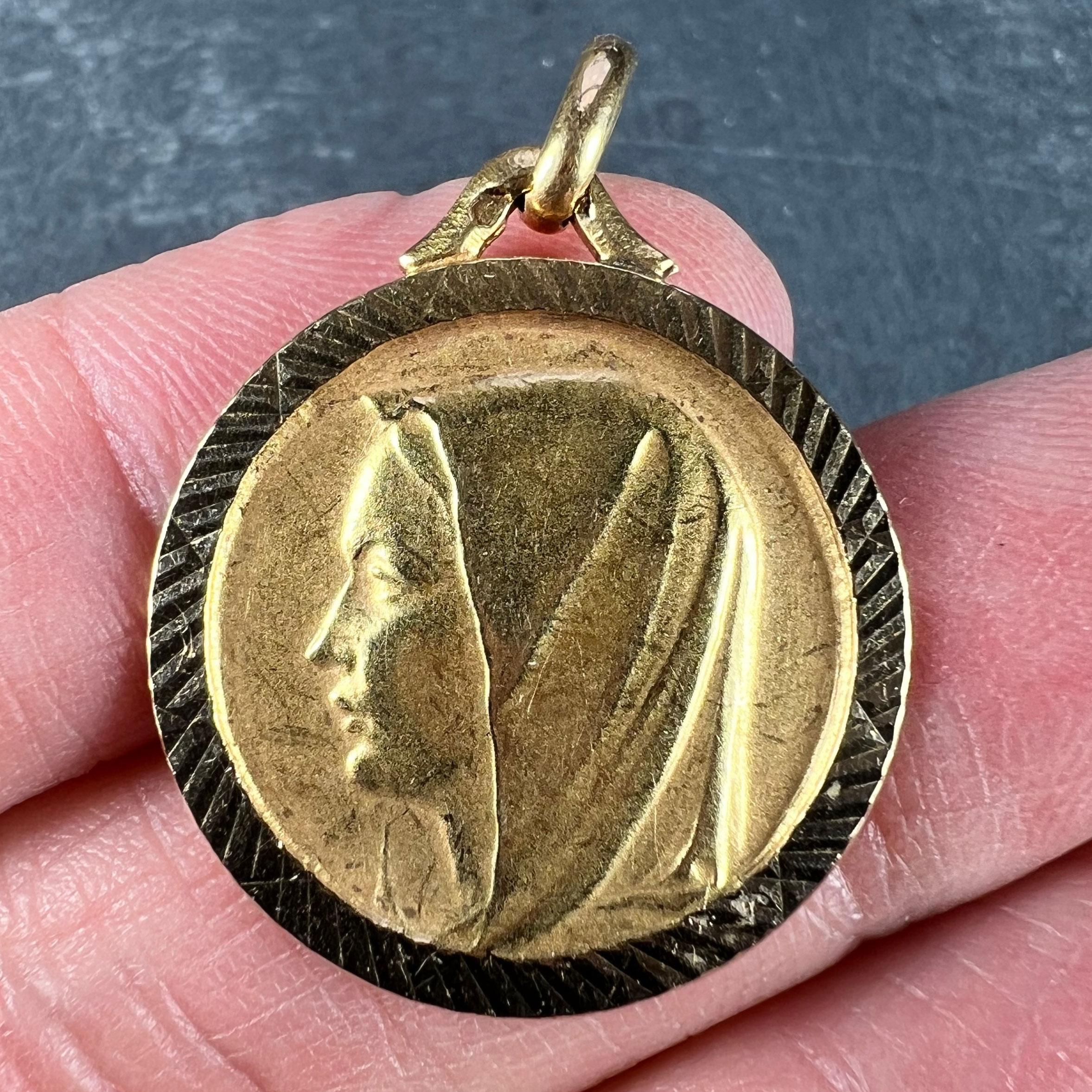 18 Karat Gelbgold Medaille der Jungfrau Maria mit Charm-Anhänger Damen im Angebot