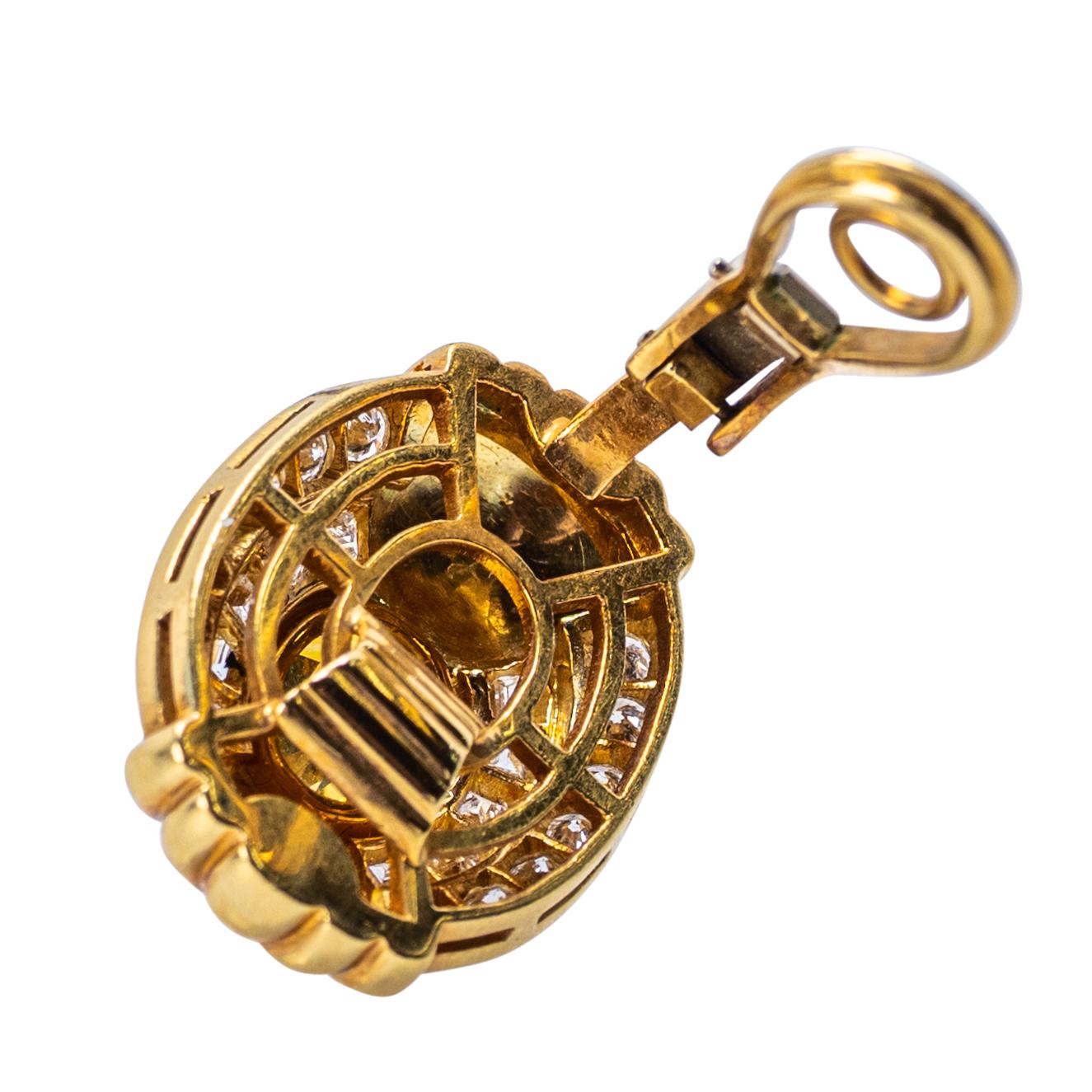 Clips d'oreille français en or jaune 18 carats, saphir jaune et diamant

Sophistiquée et lumineuse, cette paire de clips d'oreilles français présente des saphirs jaunes ovales brillants (environ 5,00-6,00 carats au total) encadrés par des rangées de